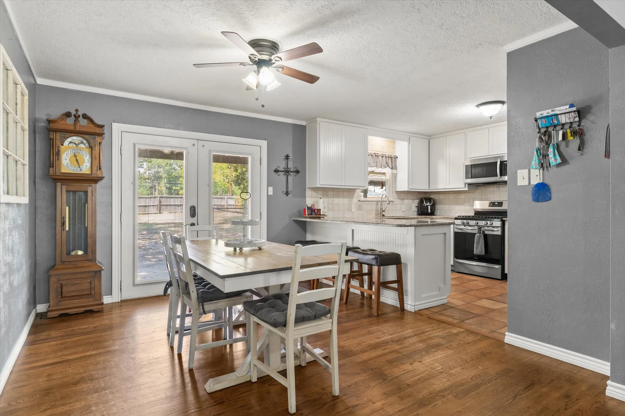 Single Family Residence For Sale in Van Zandt County , 1415 Glenlain Dr, Grand Saline, Texas 75140, 4 Bedroom, 2 Bathroom, Garage spaces, 2,021 Sqft, built in 1973, mls#21390884, Real Estate Agent in Grand Saline, Homes For Sale in Van Zandt county, Homes For Sale in Grand Saline, Realtor in Grand Saline Texas, Real Estate Brokerage Independent Realty Texas, Luminita Cordes Realtor