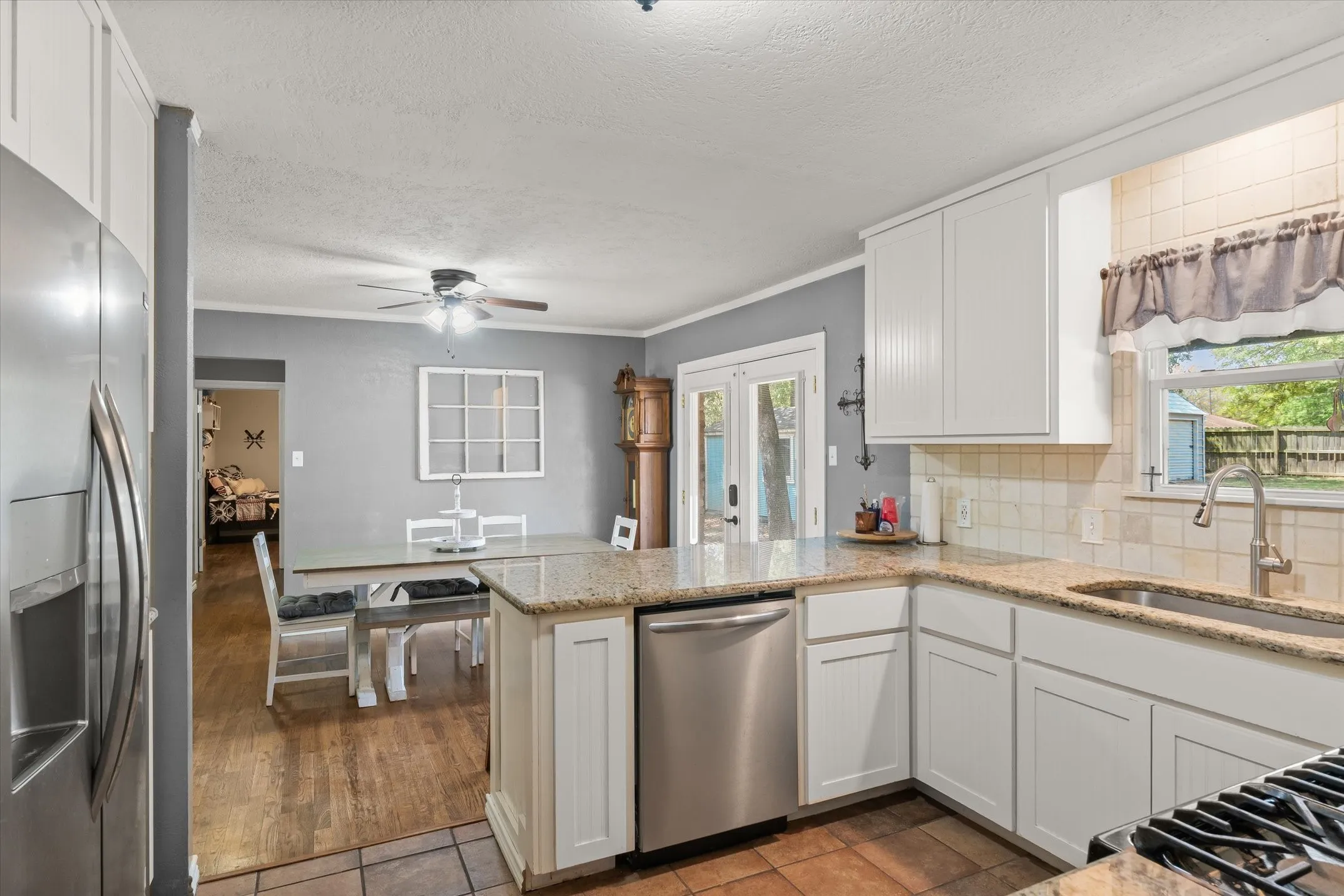 Single Family Residence For Sale in Van Zandt County , 1415 Glenlain Dr, Grand Saline, Texas 75140, 4 Bedroom, 2 Bathroom, Garage spaces, 2,021 Sqft, built in 1973, mls#21390884, Real Estate Agent in Grand Saline, Homes For Sale in Van Zandt county, Homes For Sale in Grand Saline, Realtor in Grand Saline Texas, Real Estate Brokerage Independent Realty Texas, Luminita Cordes Realtor