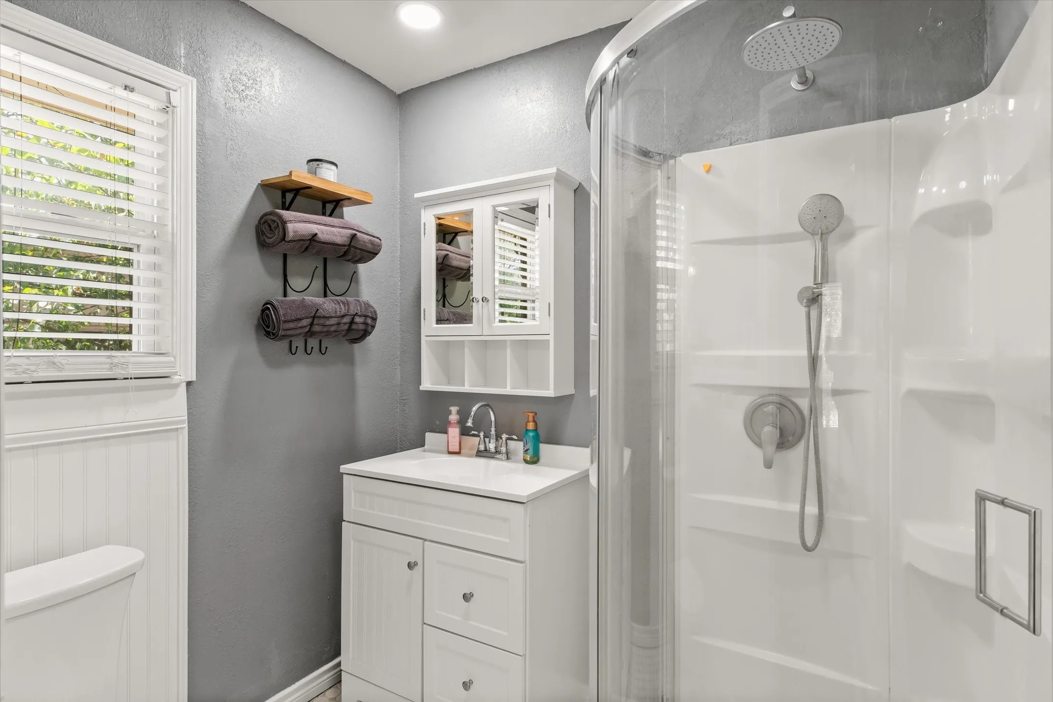 Single Family Residence For Sale in Van Zandt County , 1415 Glenlain Dr, Grand Saline, Texas 75140, 4 Bedroom, 2 Bathroom, Garage spaces, 2,021 Sqft, built in 1973, mls#21390884, Real Estate Agent in Grand Saline, Homes For Sale in Van Zandt county, Homes For Sale in Grand Saline, Realtor in Grand Saline Texas, Real Estate Brokerage Independent Realty Texas, Luminita Cordes Realtor