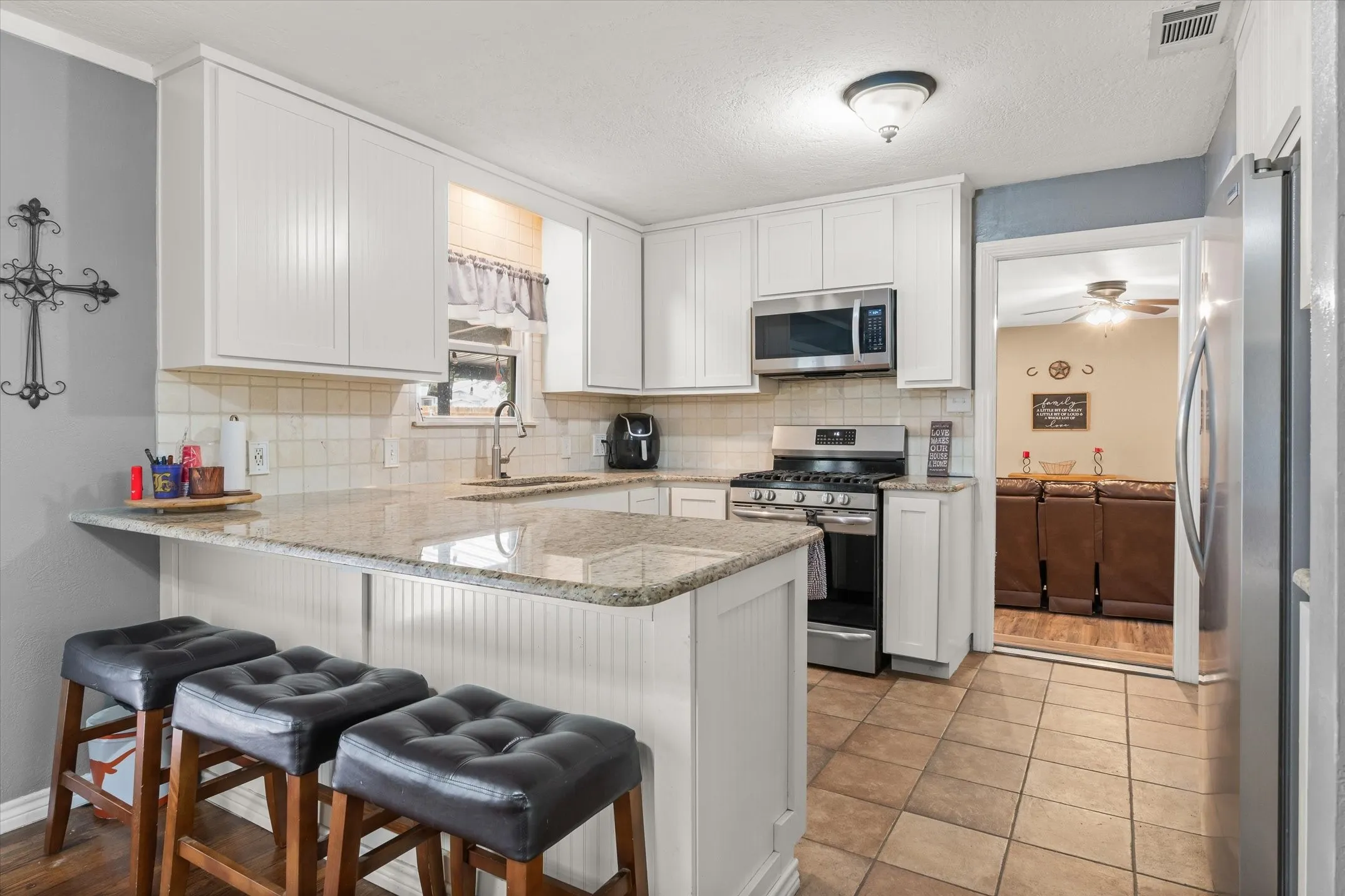 Single Family Residence For Sale in Van Zandt County , 1415 Glenlain Dr, Grand Saline, Texas 75140, 4 Bedroom, 2 Bathroom, Garage spaces, 2,021 Sqft, built in 1973, mls#21390884, Real Estate Agent in Grand Saline, Homes For Sale in Van Zandt county, Homes For Sale in Grand Saline, Realtor in Grand Saline Texas, Real Estate Brokerage Independent Realty Texas, Luminita Cordes Realtor