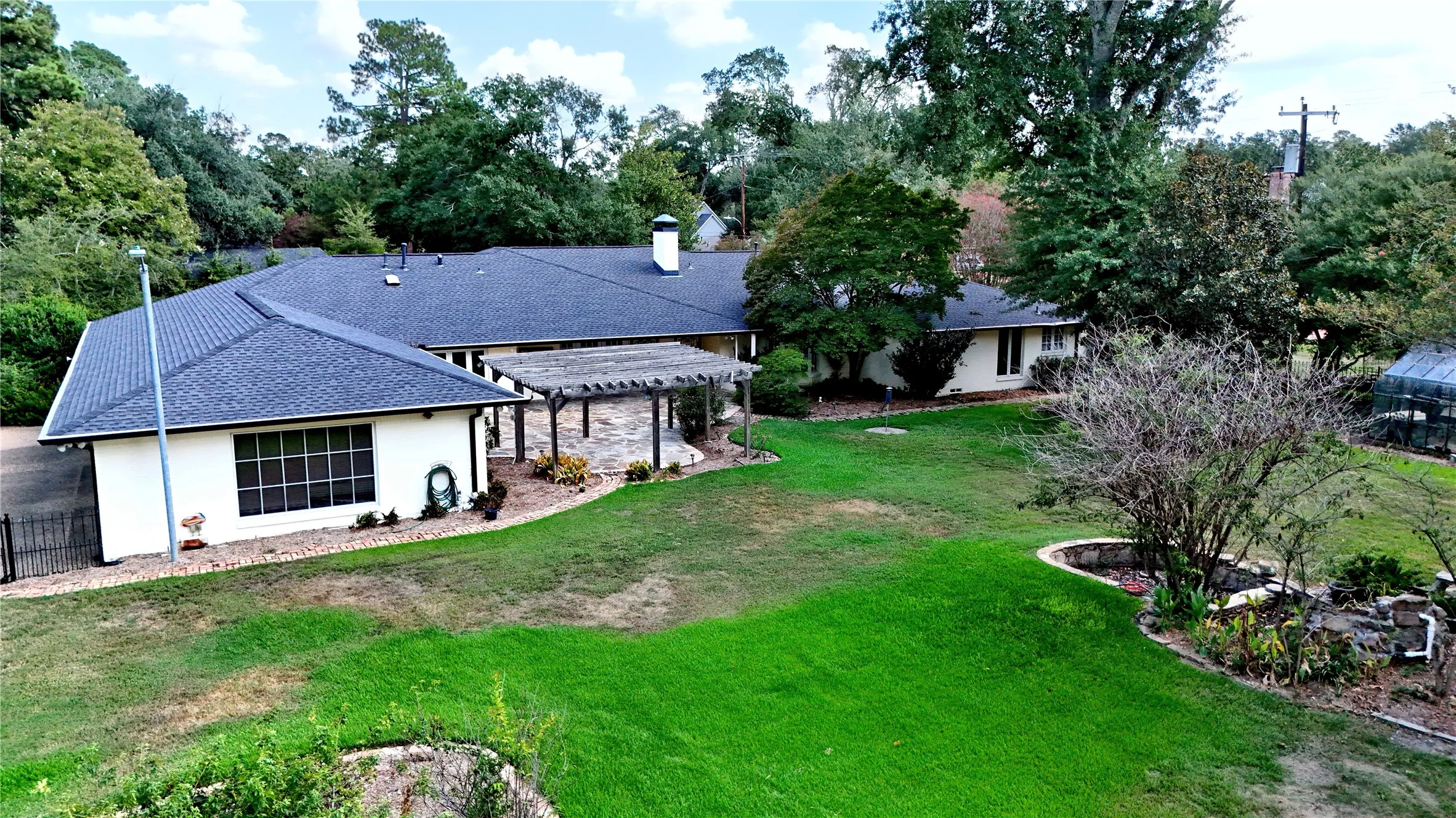 Single Family Residence For Sale in Henderson County , 702 Mulberry Drive, Athens, Texas 75751, 3 Bedroom, 5 Bathroom, 3 Garage spaces, 4,693 Sqft, built in 1960, mls#21390754, Real Estate Agent in Athens, Homes For Sale in Henderson county, Homes For Sale in Athens, Realtor in Athens Texas, Real Estate Brokerage Independent Realty Texas, Luminita Cordes Realtor