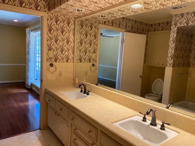 Single Family Residence For Sale in Henderson County , 702 Mulberry Drive, Athens, Texas 75751, 3 Bedroom, 5 Bathroom, 3 Garage spaces, 4,693 Sqft, built in 1960, mls#21390754, Real Estate Agent in Athens, Homes For Sale in Henderson county, Homes For Sale in Athens, Realtor in Athens Texas, Real Estate Brokerage Independent Realty Texas, Luminita Cordes Realtor