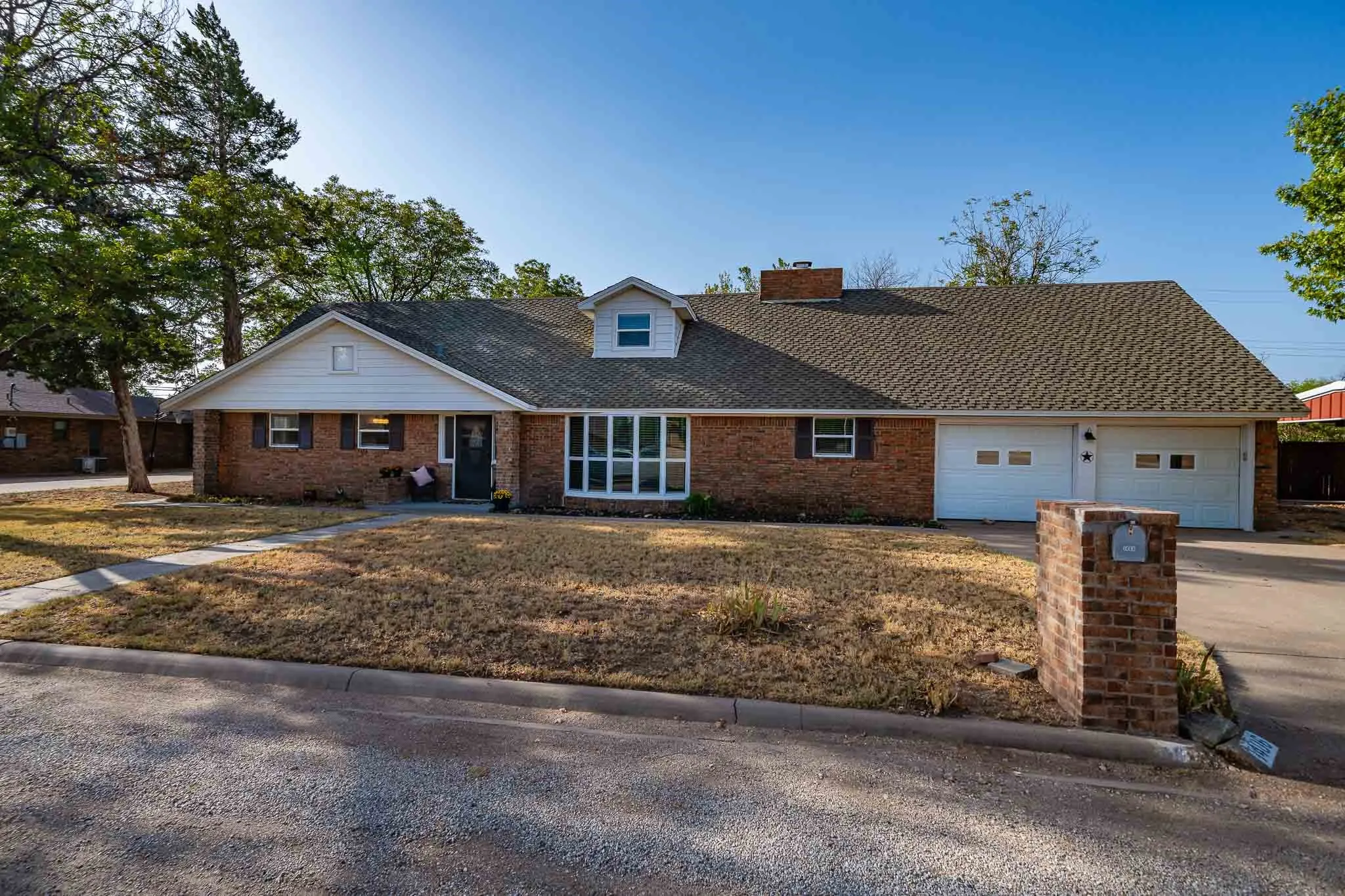 Single Family Residence For Sale in Jones County , 1406 Bartley Street, Stamford, Texas 79553, 4 Bedroom, 2 Bathroom, 2 Garage spaces, 2,698 Sqft, built in 1966, mls#21390536, Real Estate Agent in Stamford, Homes For Sale in Jones county, Homes For Sale in Stamford, Realtor in Stamford Texas, Real Estate Brokerage Independent Realty Texas, Luminita Cordes Realtor
