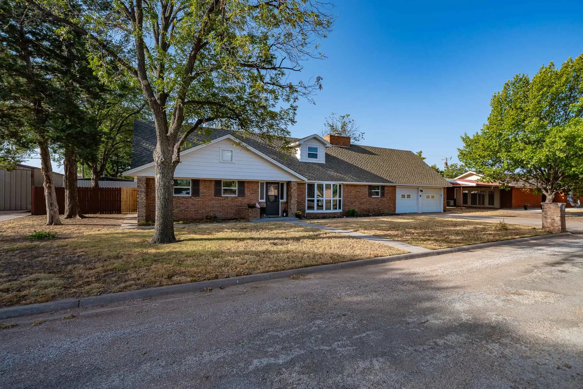 Single Family Residence For Sale in Jones County , 1406 Bartley Street, Stamford, Texas 79553, 4 Bedroom, 2 Bathroom, 2 Garage spaces, 2,698 Sqft, built in 1966, mls#21390536, Real Estate Agent in Stamford, Homes For Sale in Jones county, Homes For Sale in Stamford, Realtor in Stamford Texas, Real Estate Brokerage Independent Realty Texas, Luminita Cordes Realtor