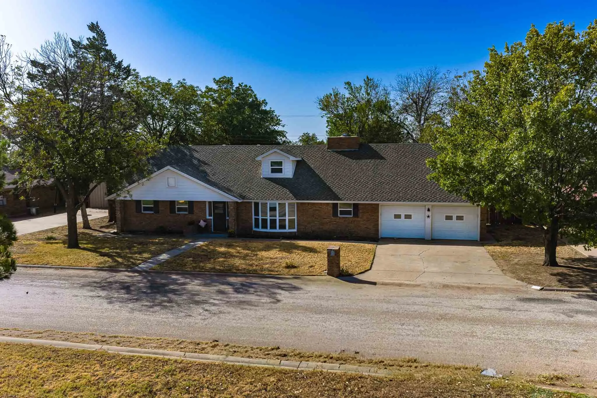 Single Family Residence For Sale in Jones County , 1406 Bartley Street, Stamford, Texas 79553, 4 Bedroom, 2 Bathroom, 2 Garage spaces, 2,698 Sqft, built in 1966, mls#21390536, Real Estate Agent in Stamford, Homes For Sale in Jones county, Homes For Sale in Stamford, Realtor in Stamford Texas, Real Estate Brokerage Independent Realty Texas, Luminita Cordes Realtor