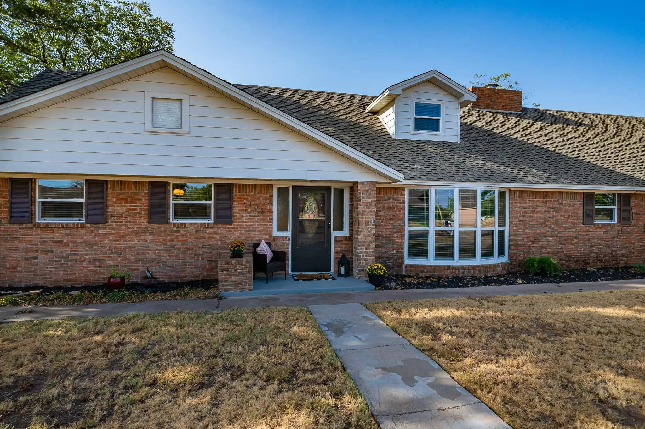Single Family Residence For Sale in Jones County , 1406 Bartley Street, Stamford, Texas 79553, 4 Bedroom, 2 Bathroom, 2 Garage spaces, 2,698 Sqft, built in 1966, mls#21390536, Real Estate Agent in Stamford, Homes For Sale in Jones county, Homes For Sale in Stamford, Realtor in Stamford Texas, Real Estate Brokerage Independent Realty Texas, Luminita Cordes Realtor