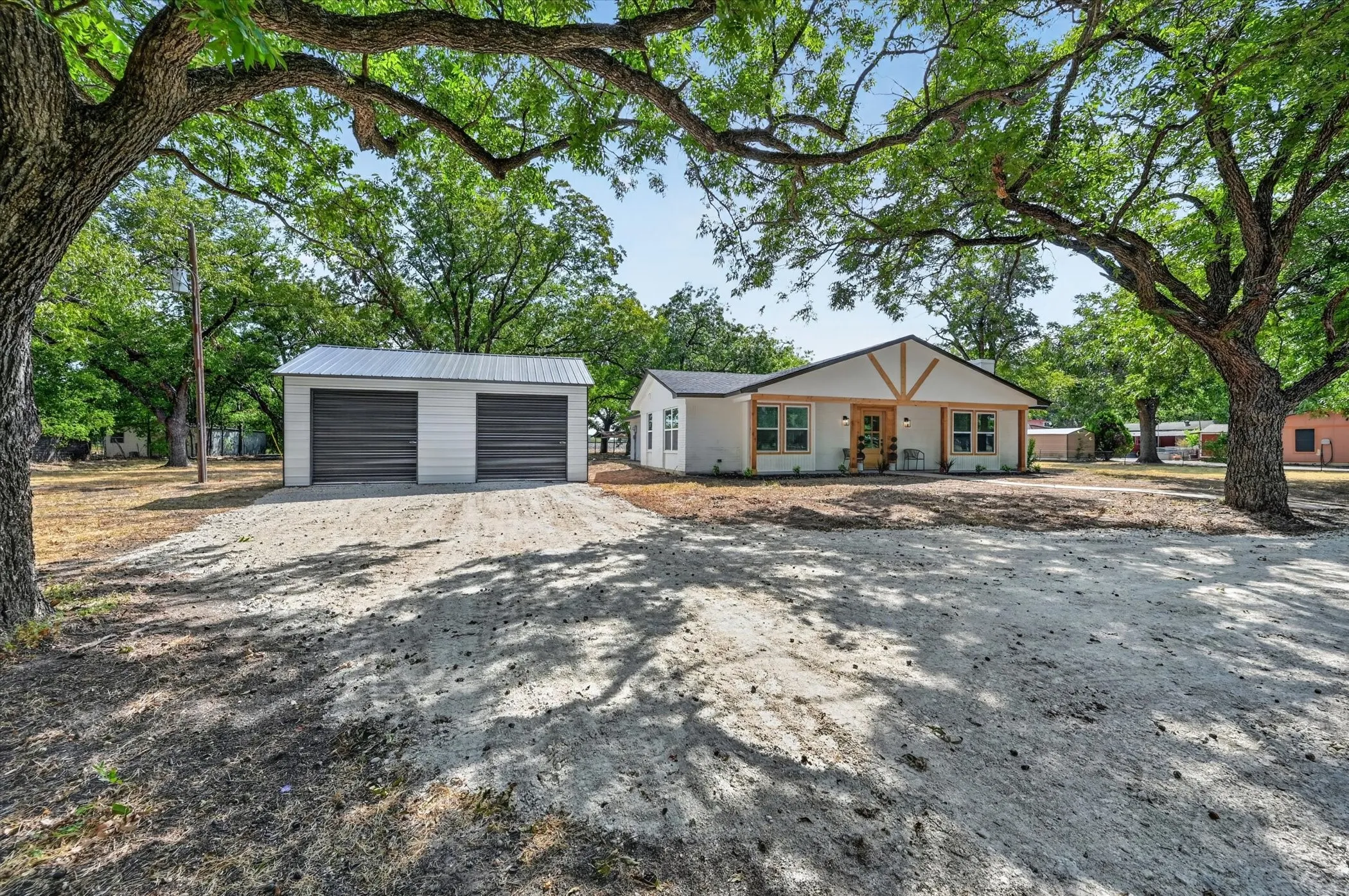 Single Family Residence For Sale in Johnson County , 4512 Cross Timber Road, Burleson, Texas 76028, 4 Bedroom, 2 Bathroom, 2 Garage spaces, 2,016 Sqft, built in 1975, mls#21390208, Real Estate Agent in Burleson, Homes For Sale in Johnson county, Homes For Sale in Burleson, Realtor in Burleson Texas, Real Estate Brokerage Independent Realty Texas, Luminita Cordes Realtor