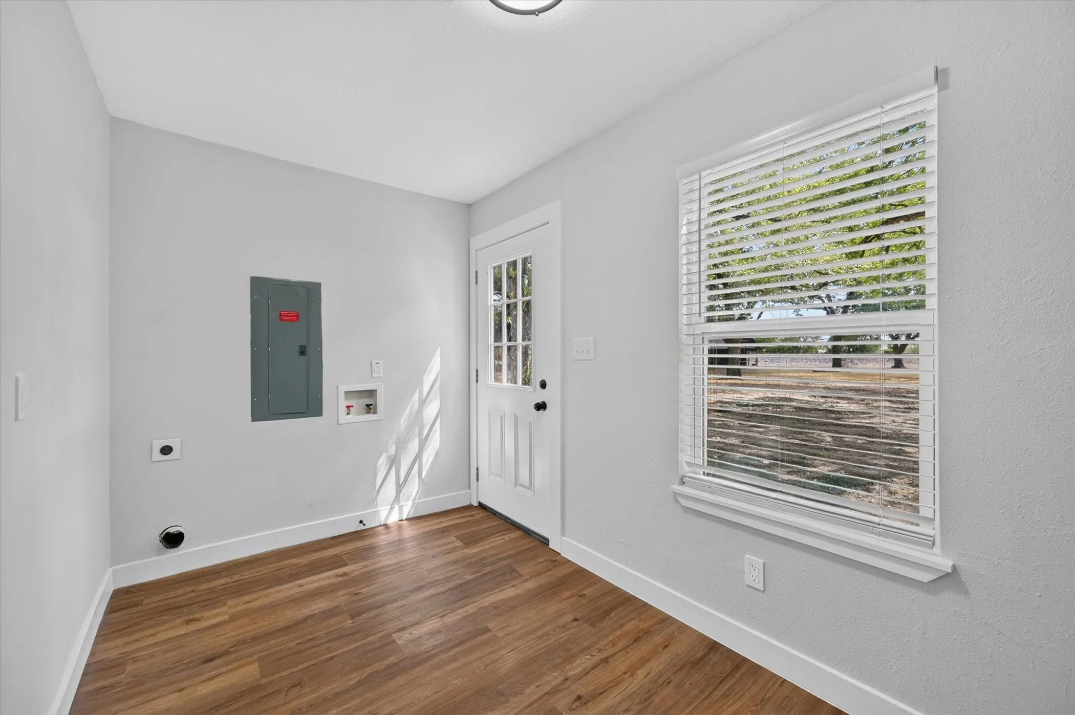Single Family Residence For Sale in Johnson County , 4512 Cross Timber Road, Burleson, Texas 76028, 4 Bedroom, 2 Bathroom, 2 Garage spaces, 2,016 Sqft, built in 1975, mls#21390208, Real Estate Agent in Burleson, Homes For Sale in Johnson county, Homes For Sale in Burleson, Realtor in Burleson Texas, Real Estate Brokerage Independent Realty Texas, Luminita Cordes Realtor
