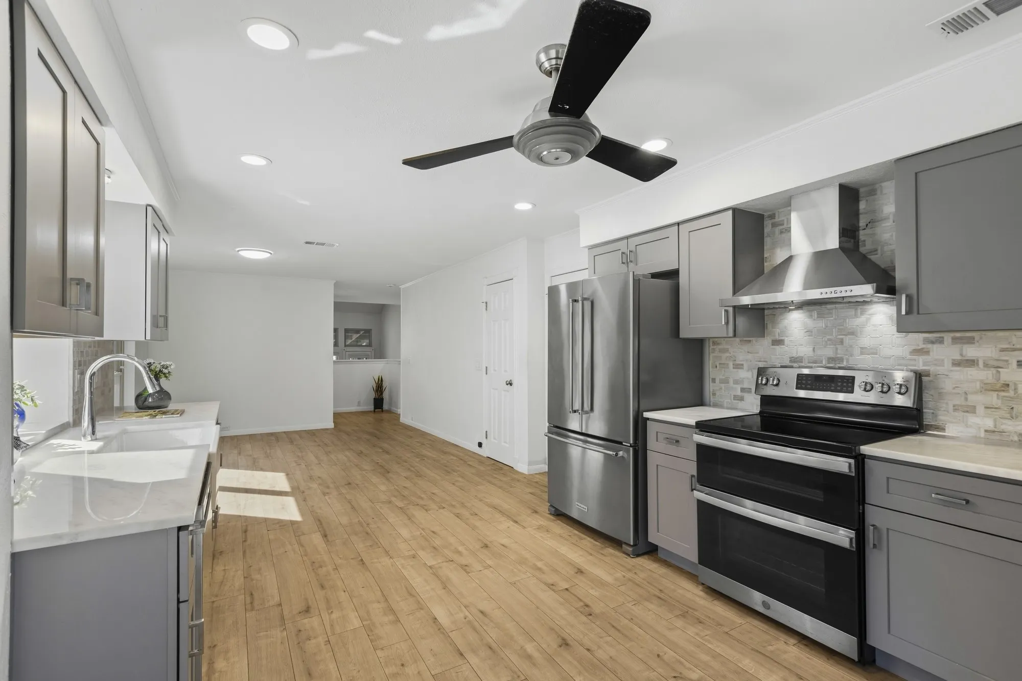 Decorative Ceiling Fan with recessed lighting