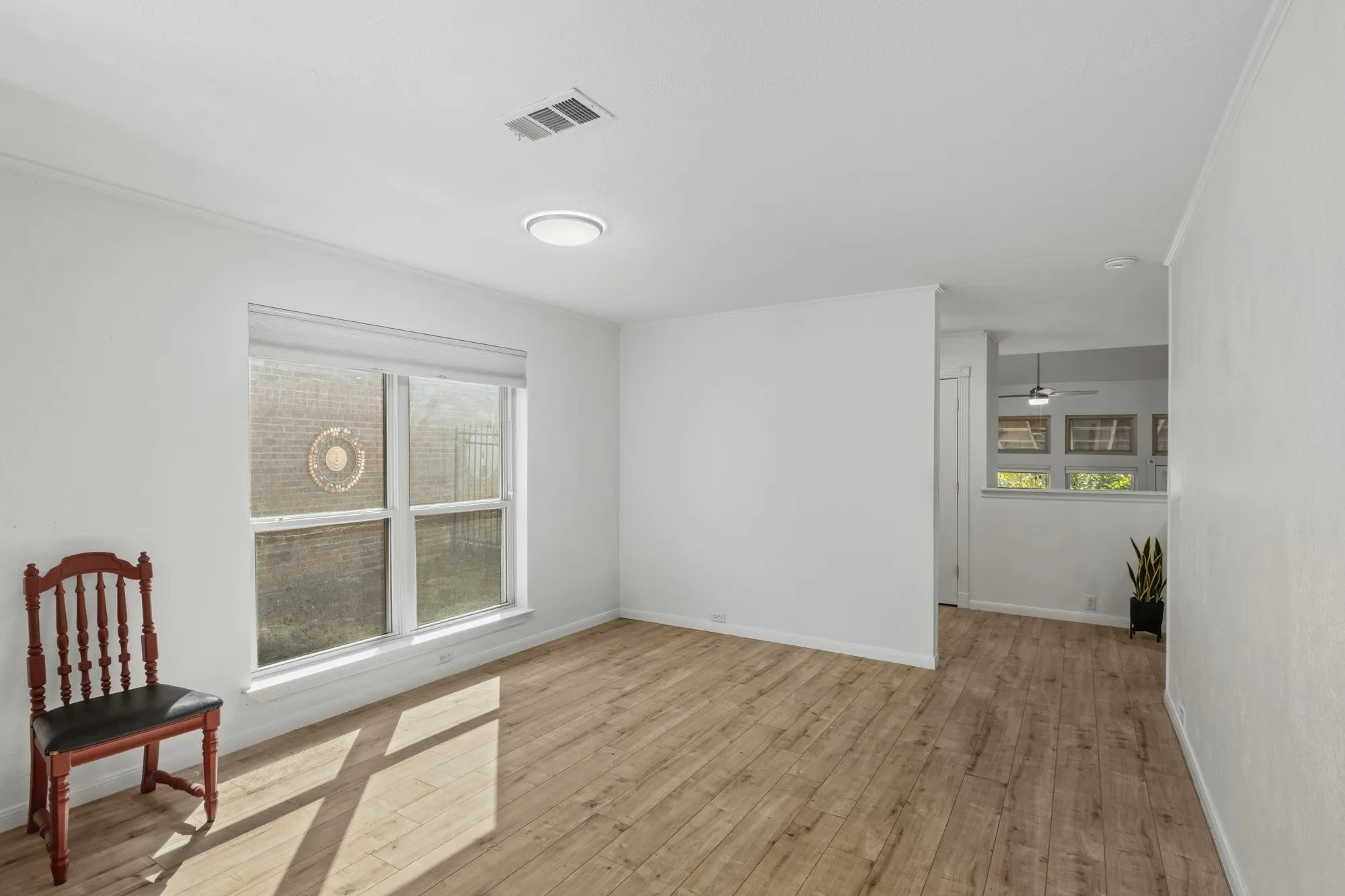 Spacious Dining area for oversize seating
