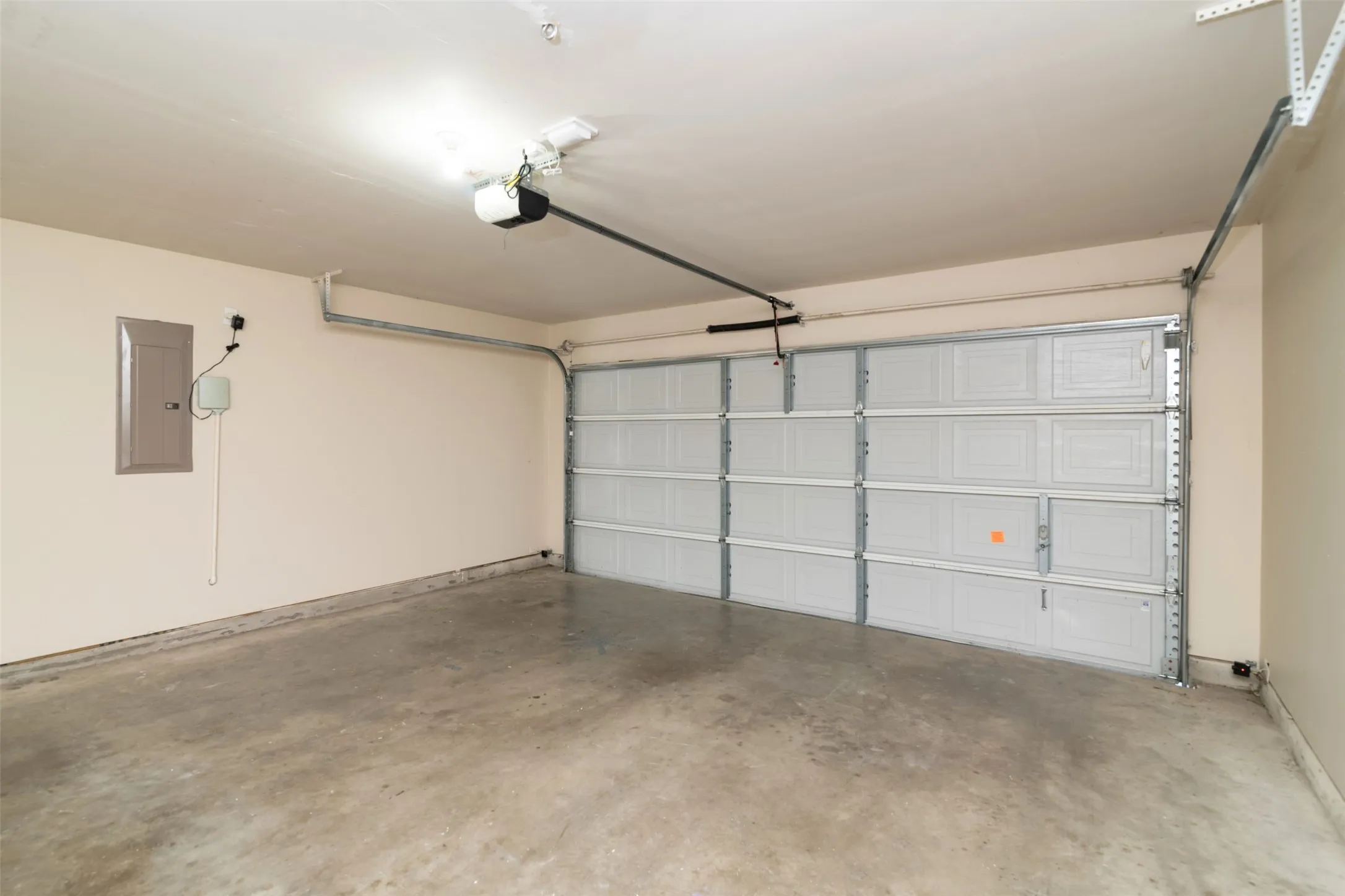 Single Family Residence For Rent in Denton County , 14617 Eaglemont Drive, Little Elm, Texas 75068, 3 Bedroom, 2 Bathroom, 2 Garage spaces, 1,522 Sqft, built in 2003, mls#21384512, Real Estate Agent in Little Elm, Homes For Rent in Denton county, Homes For Rent in Little Elm, Realtor in Little Elm Texas, Real Estate Brokerage Independent Realty Texas, Luminita Cordes Realtor