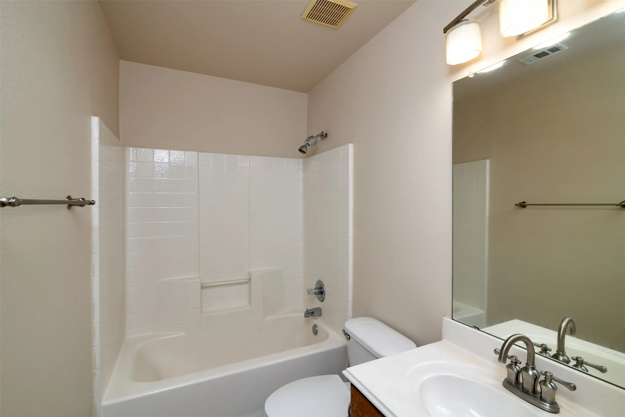 Single Family Residence For Rent in Denton County , 14617 Eaglemont Drive, Little Elm, Texas 75068, 3 Bedroom, 2 Bathroom, 2 Garage spaces, 1,522 Sqft, built in 2003, mls#21384512, Real Estate Agent in Little Elm, Homes For Rent in Denton county, Homes For Rent in Little Elm, Realtor in Little Elm Texas, Real Estate Brokerage Independent Realty Texas, Luminita Cordes Realtor