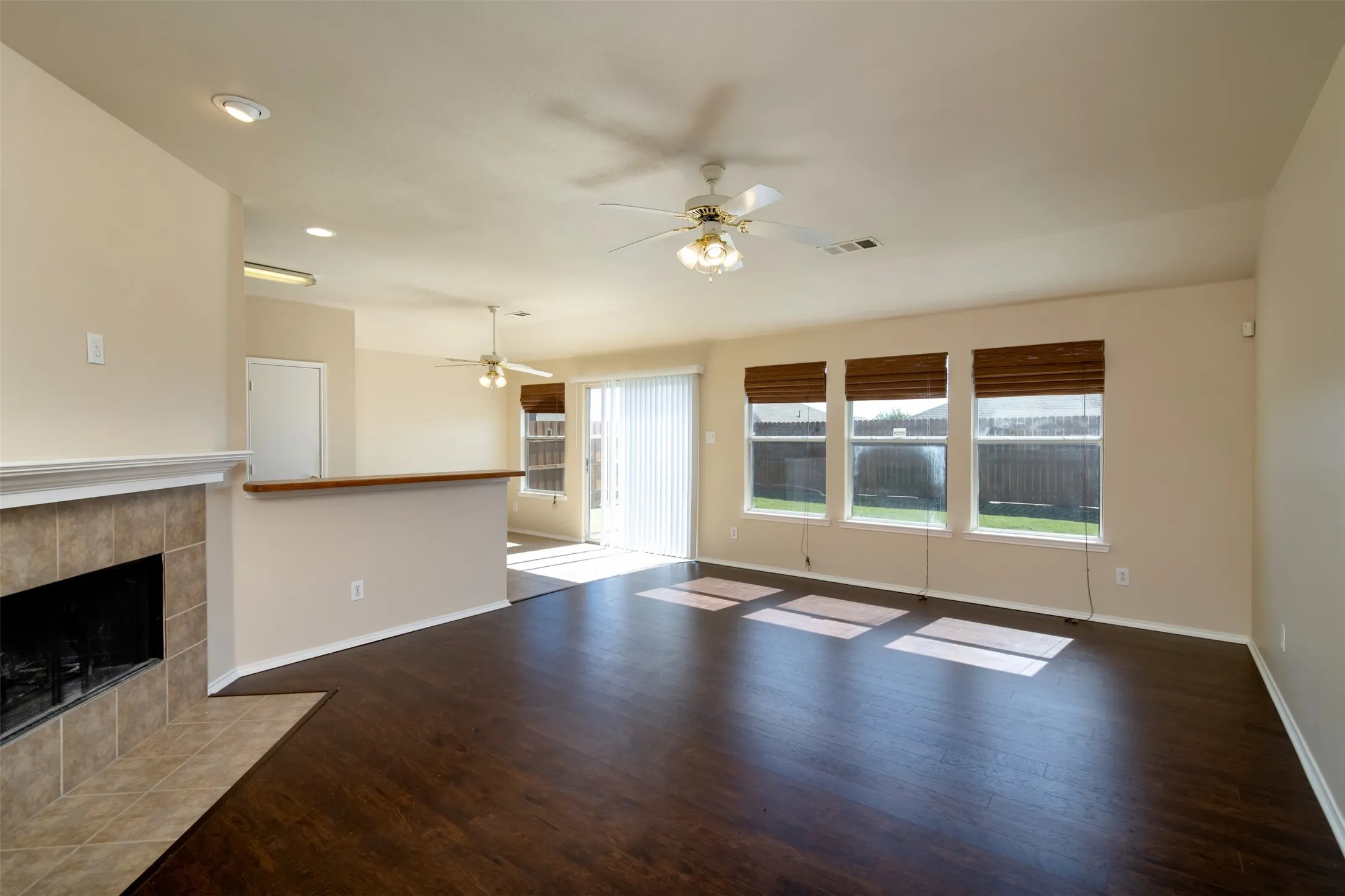 Single Family Residence For Rent in Denton County , 14617 Eaglemont Drive, Little Elm, Texas 75068, 3 Bedroom, 2 Bathroom, 2 Garage spaces, 1,522 Sqft, built in 2003, mls#21384512, Real Estate Agent in Little Elm, Homes For Rent in Denton county, Homes For Rent in Little Elm, Realtor in Little Elm Texas, Real Estate Brokerage Independent Realty Texas, Luminita Cordes Realtor