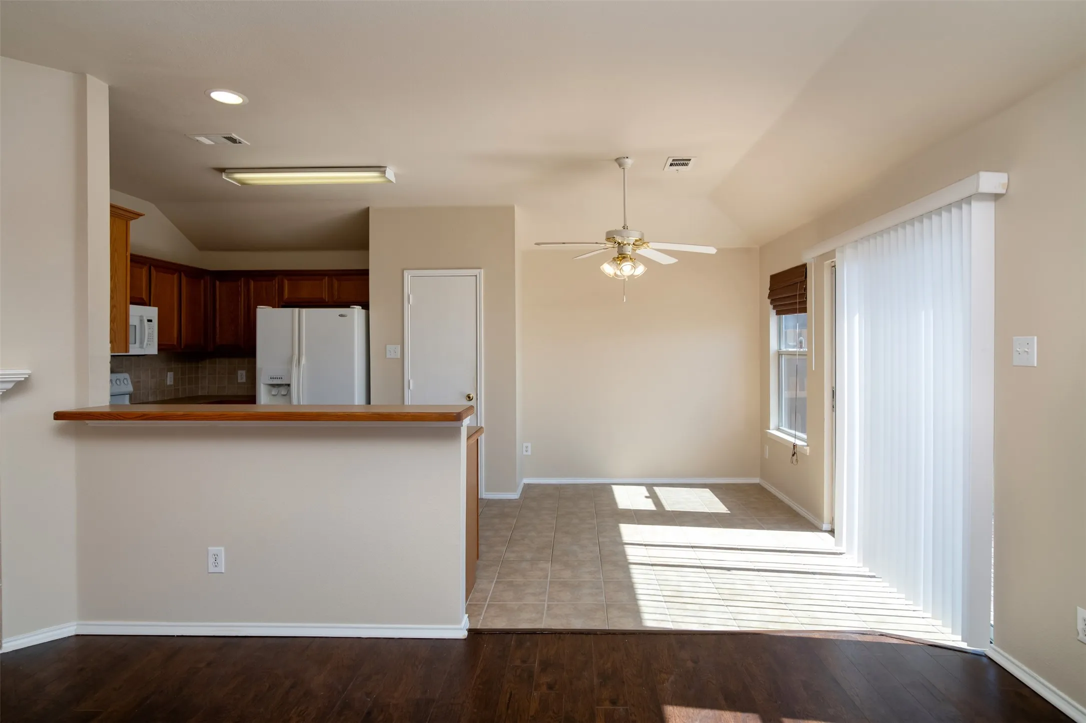 Single Family Residence For Rent in Denton County , 14617 Eaglemont Drive, Little Elm, Texas 75068, 3 Bedroom, 2 Bathroom, 2 Garage spaces, 1,522 Sqft, built in 2003, mls#21384512, Real Estate Agent in Little Elm, Homes For Rent in Denton county, Homes For Rent in Little Elm, Realtor in Little Elm Texas, Real Estate Brokerage Independent Realty Texas, Luminita Cordes Realtor