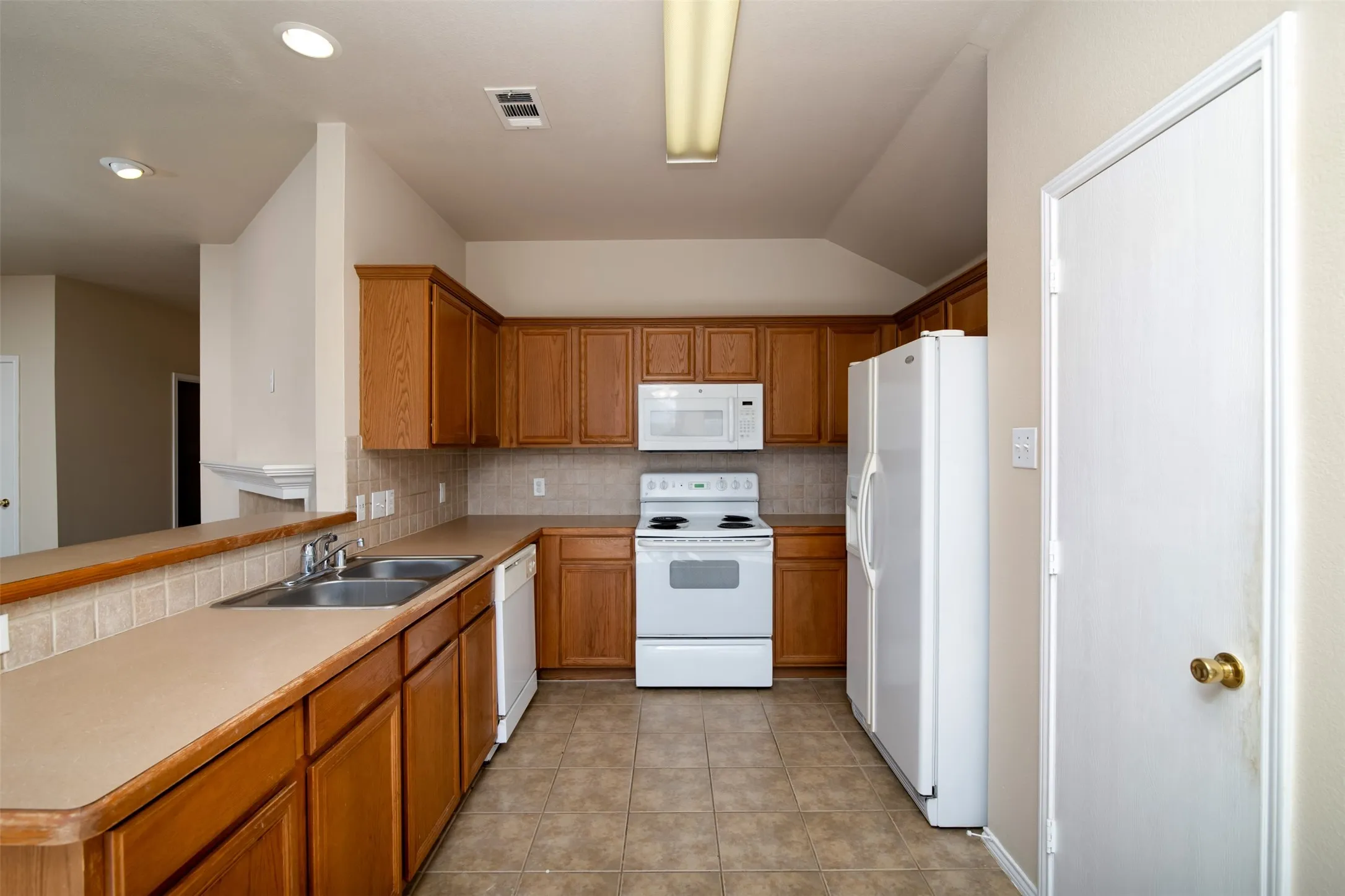 Single Family Residence For Rent in Denton County , 14617 Eaglemont Drive, Little Elm, Texas 75068, 3 Bedroom, 2 Bathroom, 2 Garage spaces, 1,522 Sqft, built in 2003, mls#21384512, Real Estate Agent in Little Elm, Homes For Rent in Denton county, Homes For Rent in Little Elm, Realtor in Little Elm Texas, Real Estate Brokerage Independent Realty Texas, Luminita Cordes Realtor