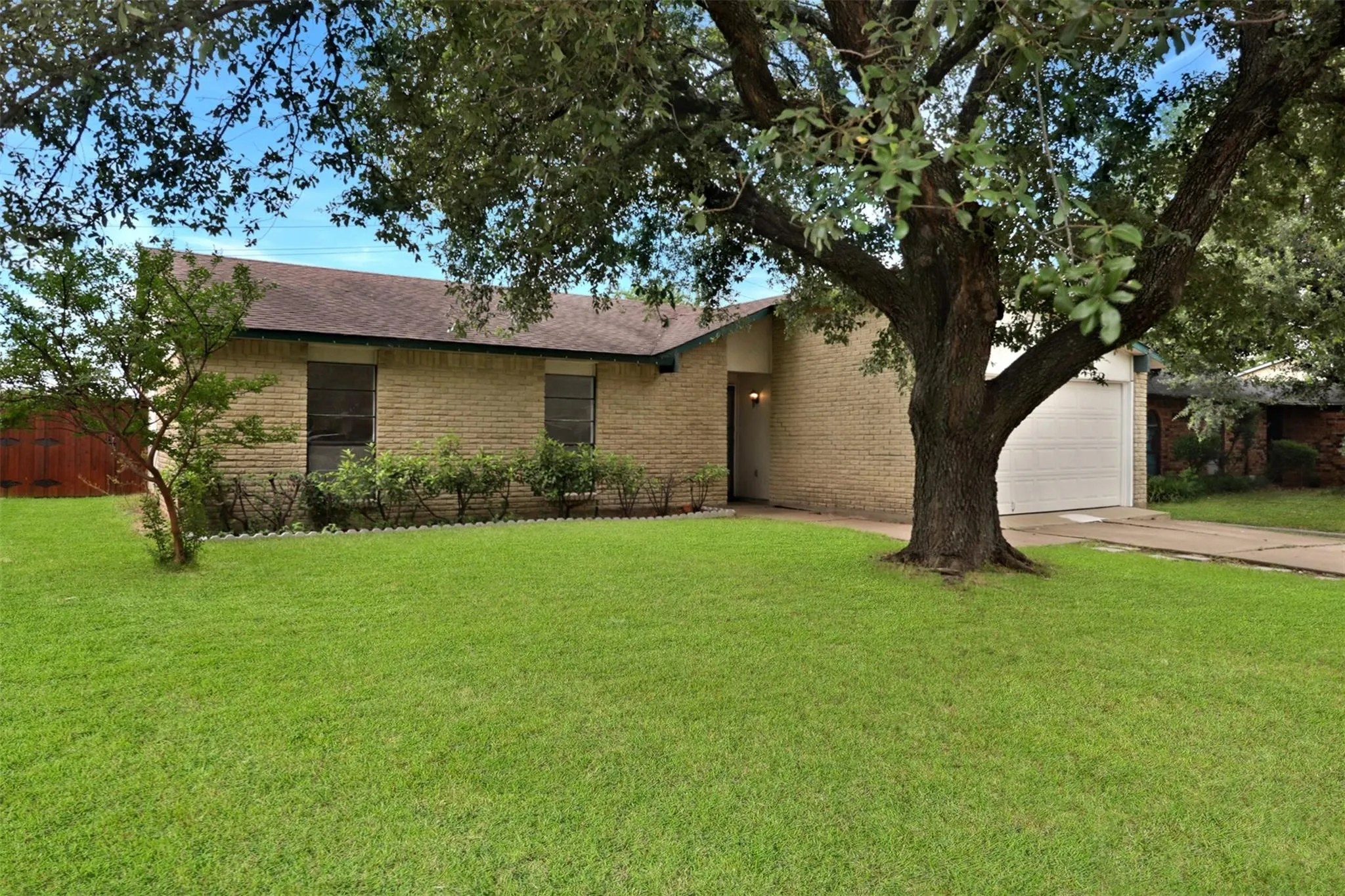 Single Family Residence For Sale in Dallas County , 3314 Maple Lane, Rowlett, Texas 75089, 3 Bedroom, 2 Bathroom, 2 Garage spaces, 1,429 Sqft, built in 1974, mls#21390880, Real Estate Agent in Rowlett, Homes For Sale in Dallas county, Homes For Sale in Rowlett, Realtor in Rowlett Texas, Real Estate Brokerage Independent Realty Texas, Luminita Cordes Realtor