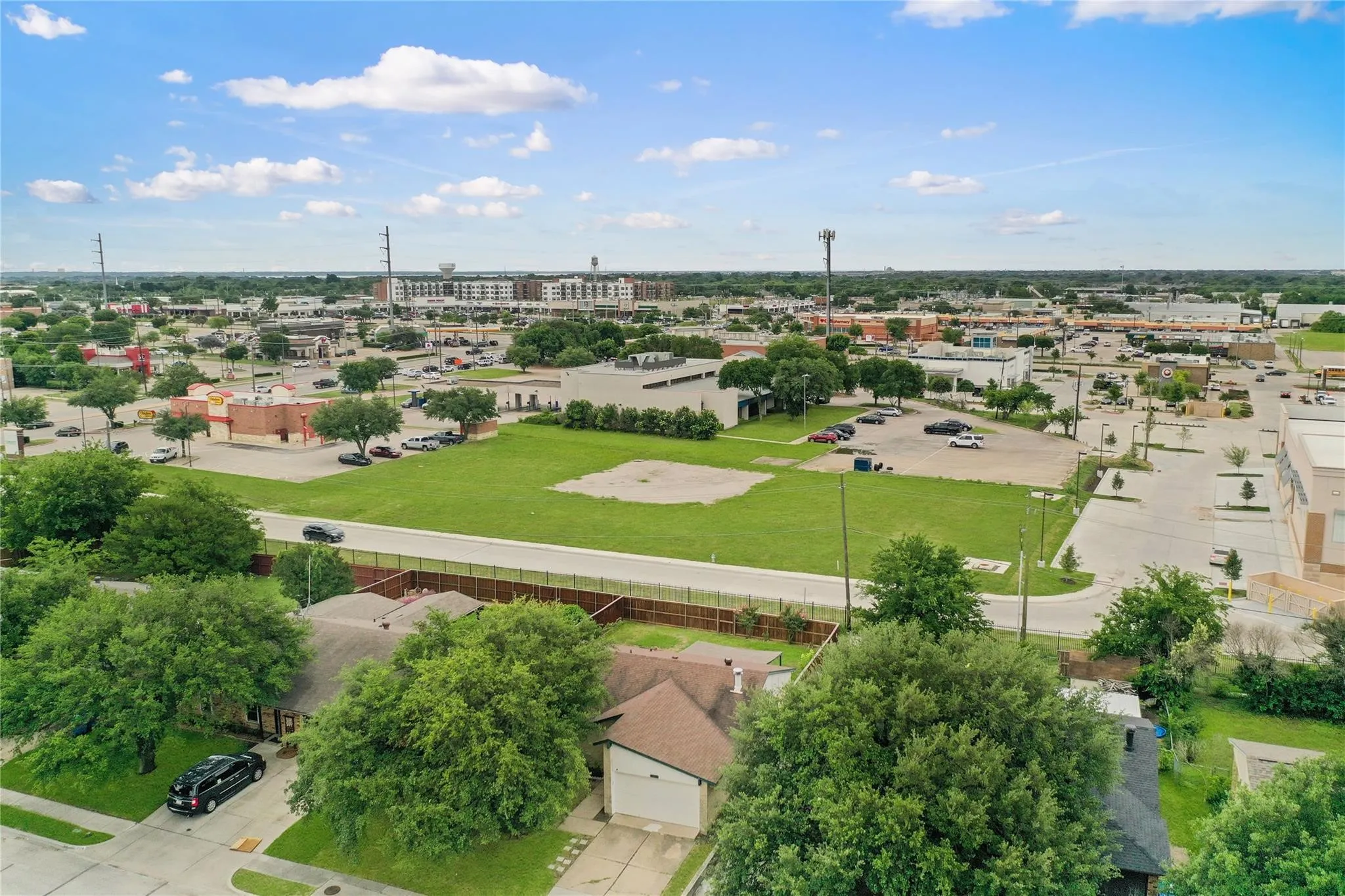 Single Family Residence For Sale in Dallas County , 3314 Maple Lane, Rowlett, Texas 75089, 3 Bedroom, 2 Bathroom, 2 Garage spaces, 1,429 Sqft, built in 1974, mls#21390880, Real Estate Agent in Rowlett, Homes For Sale in Dallas county, Homes For Sale in Rowlett, Realtor in Rowlett Texas, Real Estate Brokerage Independent Realty Texas, Luminita Cordes Realtor