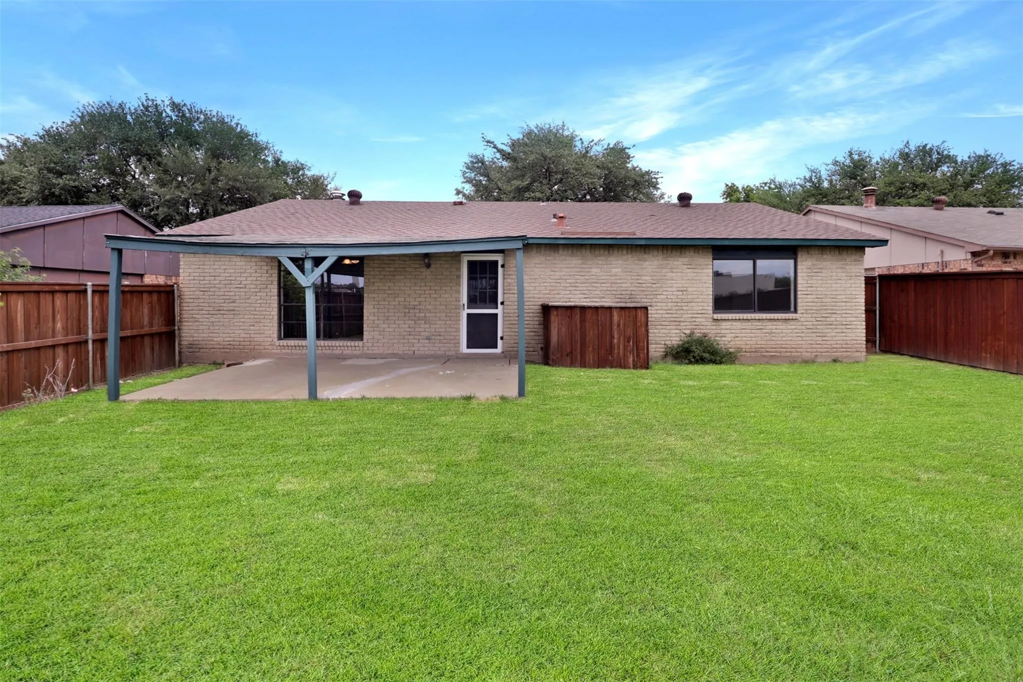 Single Family Residence For Sale in Dallas County , 3314 Maple Lane, Rowlett, Texas 75089, 3 Bedroom, 2 Bathroom, 2 Garage spaces, 1,429 Sqft, built in 1974, mls#21390880, Real Estate Agent in Rowlett, Homes For Sale in Dallas county, Homes For Sale in Rowlett, Realtor in Rowlett Texas, Real Estate Brokerage Independent Realty Texas, Luminita Cordes Realtor