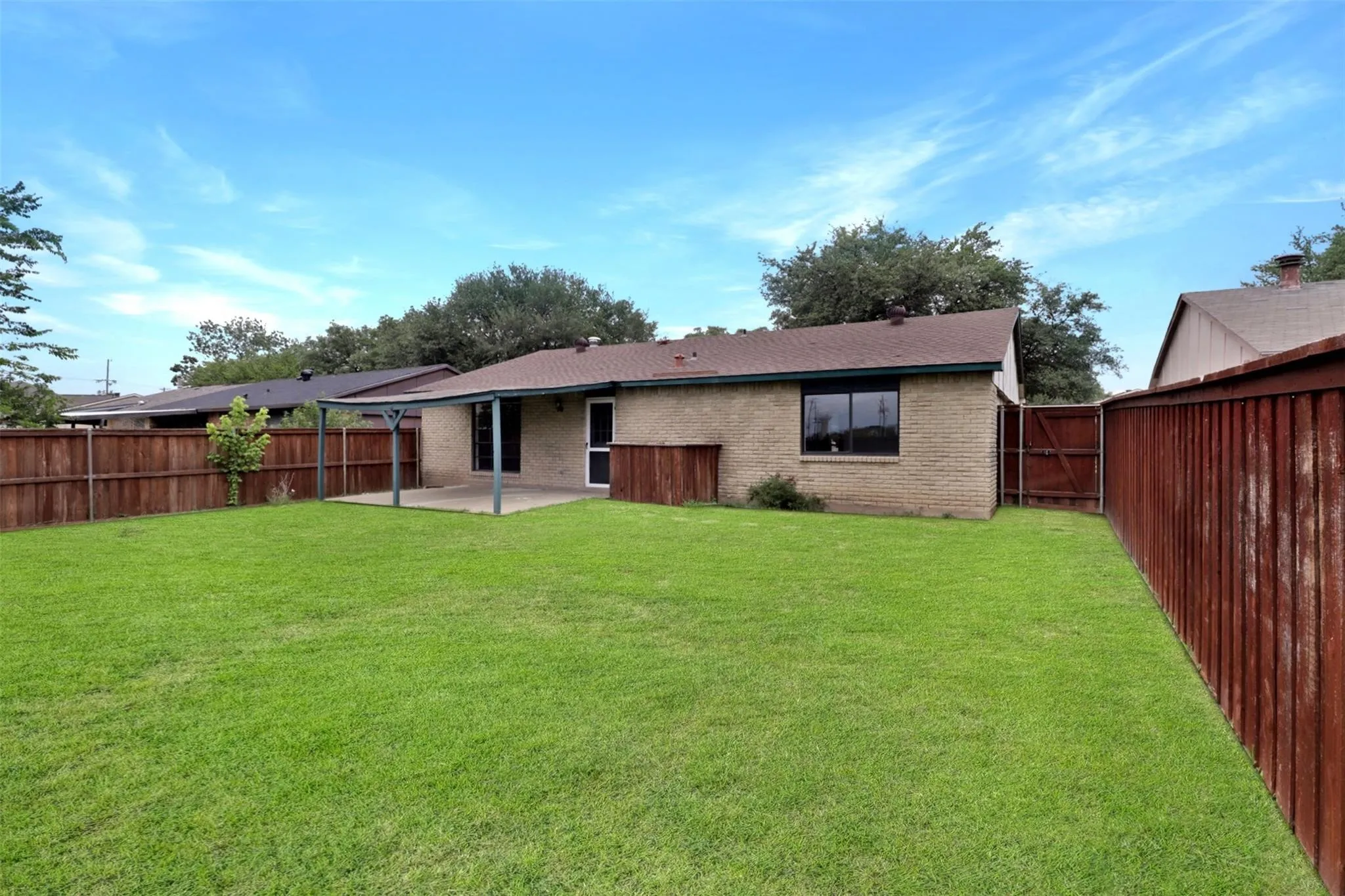 Single Family Residence For Sale in Dallas County , 3314 Maple Lane, Rowlett, Texas 75089, 3 Bedroom, 2 Bathroom, 2 Garage spaces, 1,429 Sqft, built in 1974, mls#21390880, Real Estate Agent in Rowlett, Homes For Sale in Dallas county, Homes For Sale in Rowlett, Realtor in Rowlett Texas, Real Estate Brokerage Independent Realty Texas, Luminita Cordes Realtor