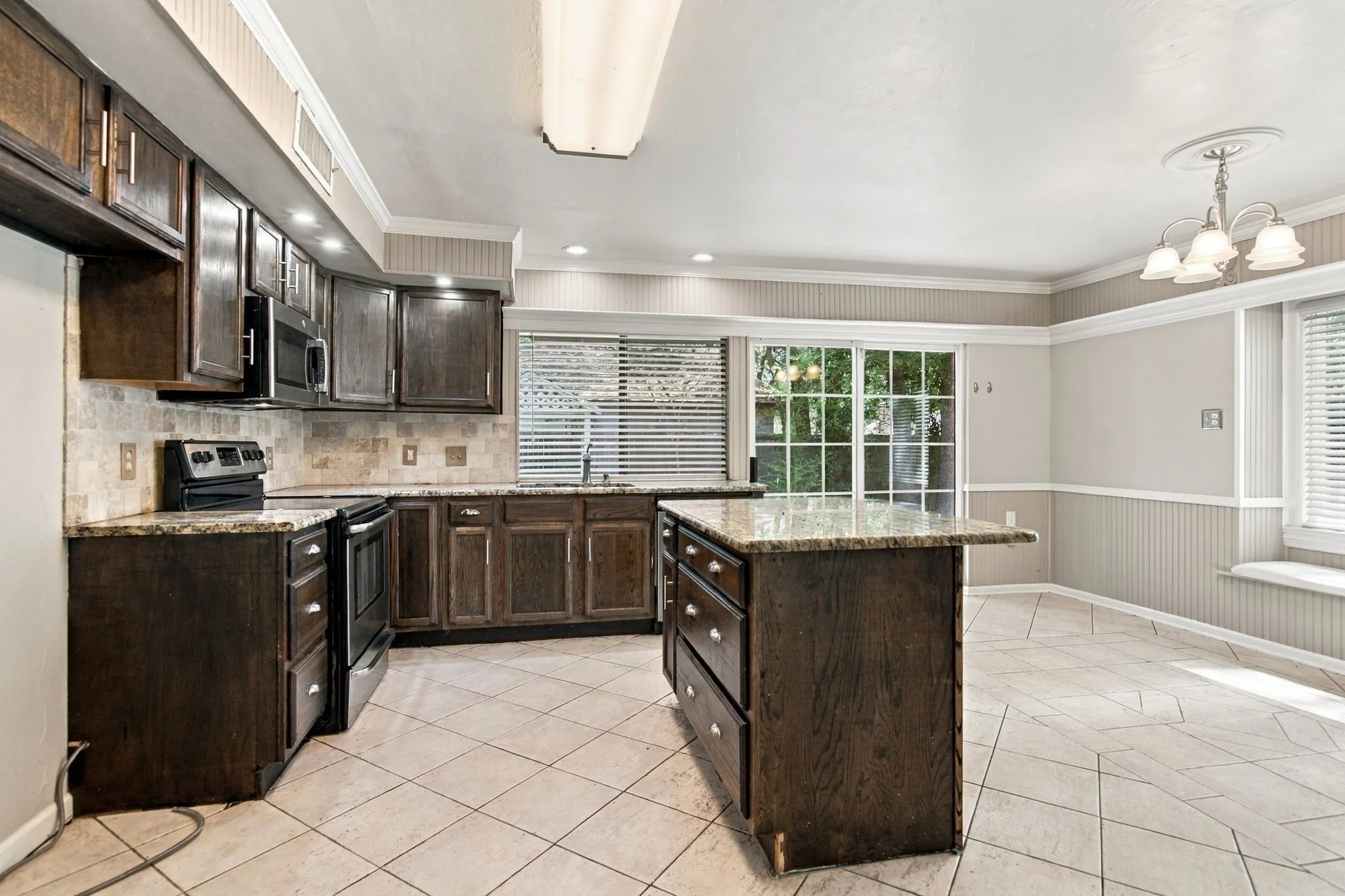 Single Family Residence For Sale in Tarrant County , 3004 Bent Tree Lane, Bedford, Texas 76021, 3 Bedroom, 2 Bathroom, 2 Garage spaces, 1,589 Sqft, built in 1978, mls#21390192, Real Estate Agent in Bedford, Homes For Sale in Tarrant county, Homes For Sale in Bedford, Realtor in Bedford Texas, Real Estate Brokerage Independent Realty Texas, Luminita Cordes Realtor