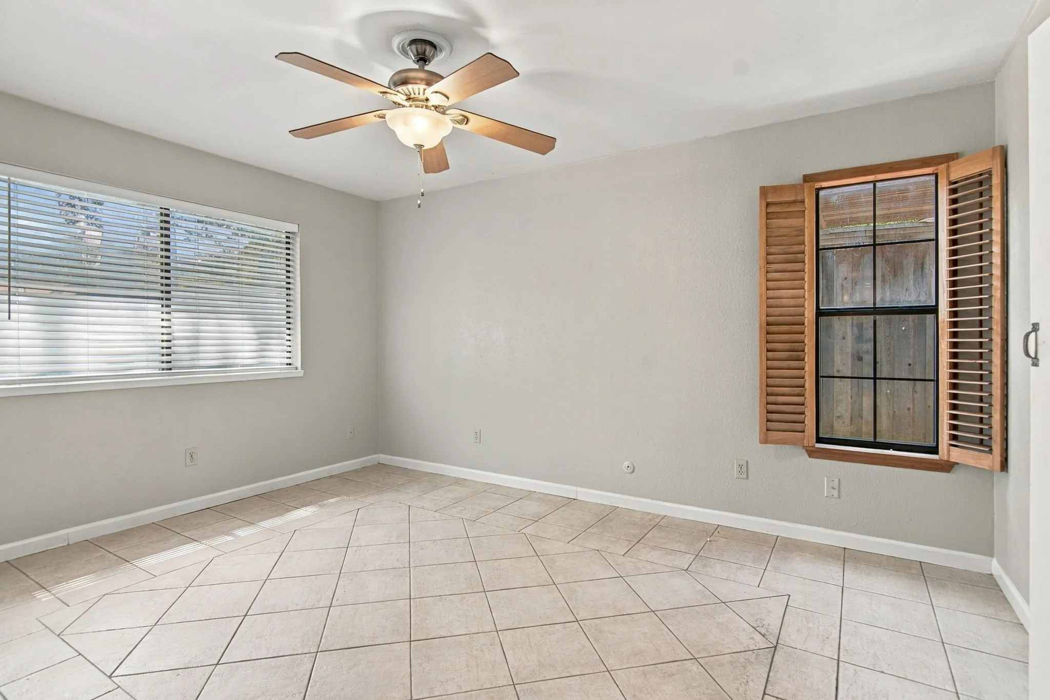Single Family Residence For Sale in Tarrant County , 3004 Bent Tree Lane, Bedford, Texas 76021, 3 Bedroom, 2 Bathroom, 2 Garage spaces, 1,589 Sqft, built in 1978, mls#21390192, Real Estate Agent in Bedford, Homes For Sale in Tarrant county, Homes For Sale in Bedford, Realtor in Bedford Texas, Real Estate Brokerage Independent Realty Texas, Luminita Cordes Realtor