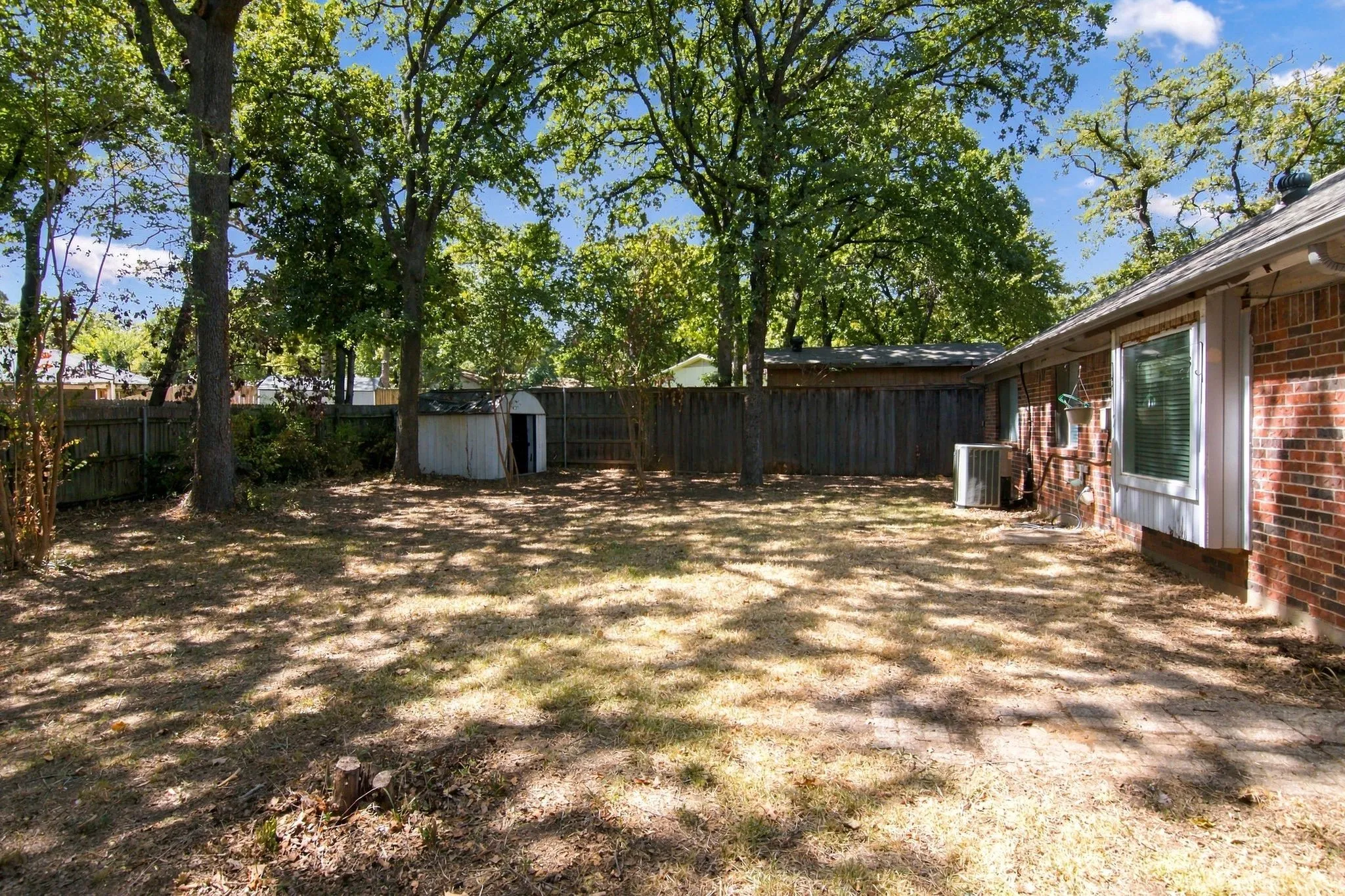 Single Family Residence For Sale in Tarrant County , 3004 Bent Tree Lane, Bedford, Texas 76021, 3 Bedroom, 2 Bathroom, 2 Garage spaces, 1,589 Sqft, built in 1978, mls#21390192, Real Estate Agent in Bedford, Homes For Sale in Tarrant county, Homes For Sale in Bedford, Realtor in Bedford Texas, Real Estate Brokerage Independent Realty Texas, Luminita Cordes Realtor