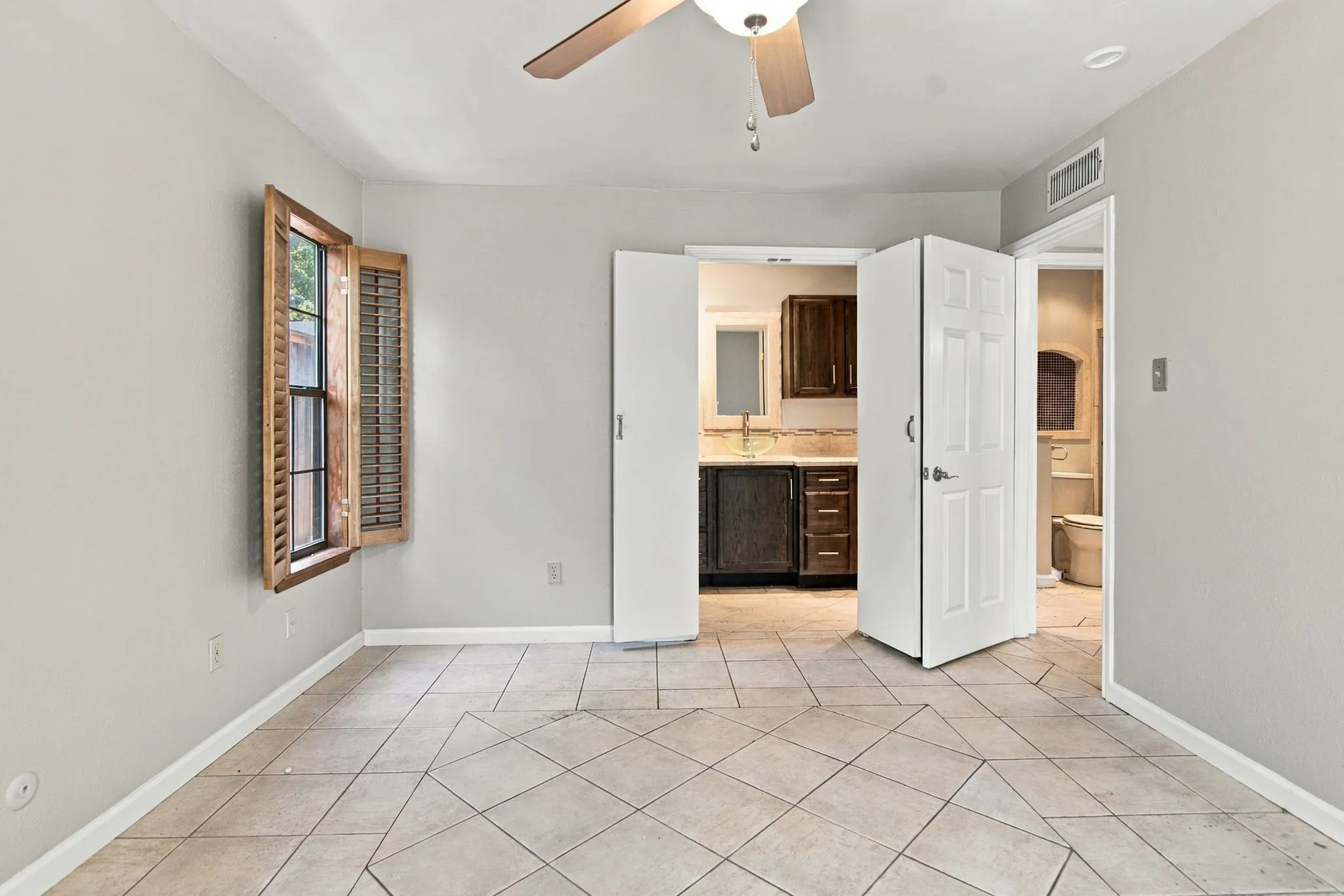 Single Family Residence For Sale in Tarrant County , 3004 Bent Tree Lane, Bedford, Texas 76021, 3 Bedroom, 2 Bathroom, 2 Garage spaces, 1,589 Sqft, built in 1978, mls#21390192, Real Estate Agent in Bedford, Homes For Sale in Tarrant county, Homes For Sale in Bedford, Realtor in Bedford Texas, Real Estate Brokerage Independent Realty Texas, Luminita Cordes Realtor