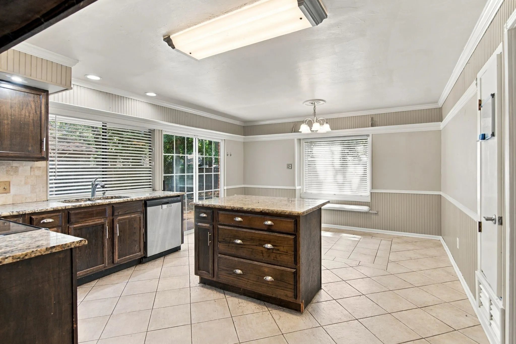 Single Family Residence For Sale in Tarrant County , 3004 Bent Tree Lane, Bedford, Texas 76021, 3 Bedroom, 2 Bathroom, 2 Garage spaces, 1,589 Sqft, built in 1978, mls#21390192, Real Estate Agent in Bedford, Homes For Sale in Tarrant county, Homes For Sale in Bedford, Realtor in Bedford Texas, Real Estate Brokerage Independent Realty Texas, Luminita Cordes Realtor