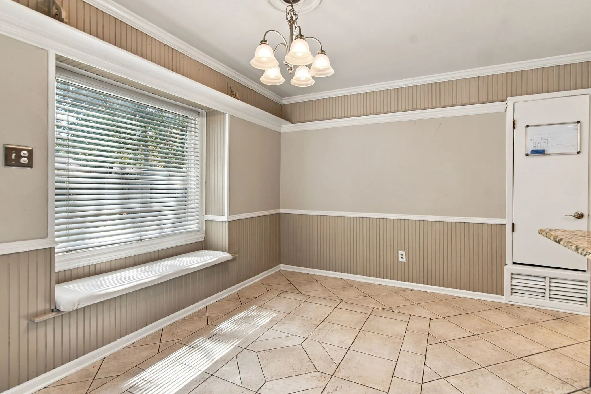 Single Family Residence For Sale in Tarrant County , 3004 Bent Tree Lane, Bedford, Texas 76021, 3 Bedroom, 2 Bathroom, 2 Garage spaces, 1,589 Sqft, built in 1978, mls#21390192, Real Estate Agent in Bedford, Homes For Sale in Tarrant county, Homes For Sale in Bedford, Realtor in Bedford Texas, Real Estate Brokerage Independent Realty Texas, Luminita Cordes Realtor