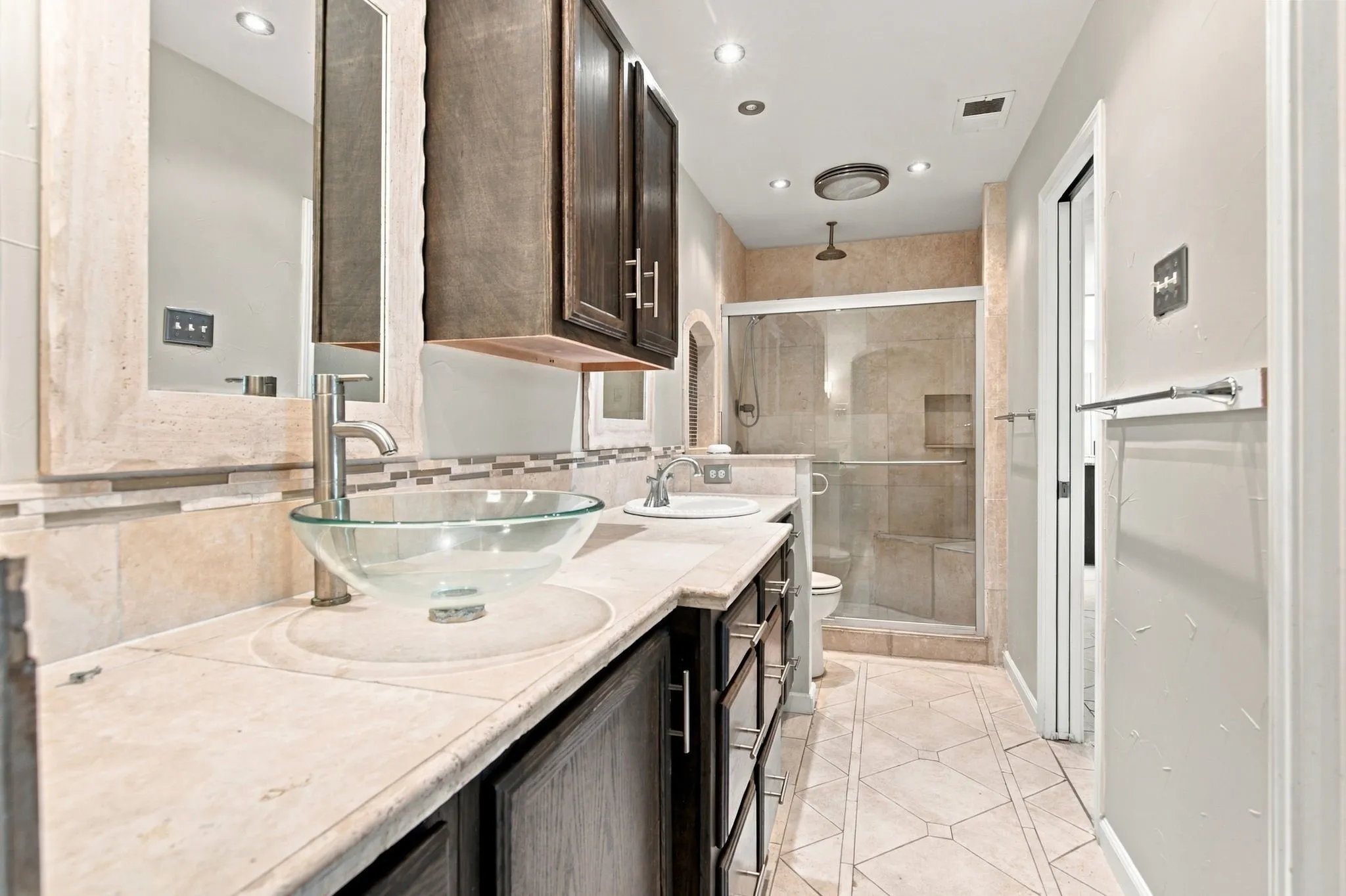 Single Family Residence For Sale in Tarrant County , 3004 Bent Tree Lane, Bedford, Texas 76021, 3 Bedroom, 2 Bathroom, 2 Garage spaces, 1,589 Sqft, built in 1978, mls#21390192, Real Estate Agent in Bedford, Homes For Sale in Tarrant county, Homes For Sale in Bedford, Realtor in Bedford Texas, Real Estate Brokerage Independent Realty Texas, Luminita Cordes Realtor