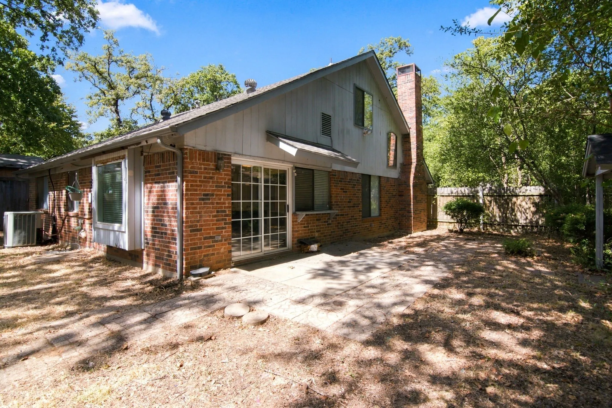 Single Family Residence For Sale in Tarrant County , 3004 Bent Tree Lane, Bedford, Texas 76021, 3 Bedroom, 2 Bathroom, 2 Garage spaces, 1,589 Sqft, built in 1978, mls#21390192, Real Estate Agent in Bedford, Homes For Sale in Tarrant county, Homes For Sale in Bedford, Realtor in Bedford Texas, Real Estate Brokerage Independent Realty Texas, Luminita Cordes Realtor