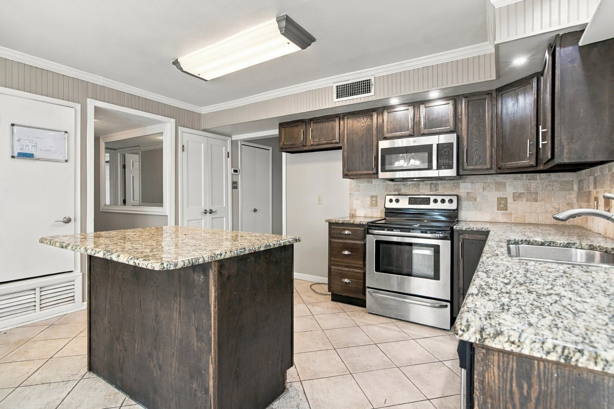 Single Family Residence For Sale in Tarrant County , 3004 Bent Tree Lane, Bedford, Texas 76021, 3 Bedroom, 2 Bathroom, 2 Garage spaces, 1,589 Sqft, built in 1978, mls#21390192, Real Estate Agent in Bedford, Homes For Sale in Tarrant county, Homes For Sale in Bedford, Realtor in Bedford Texas, Real Estate Brokerage Independent Realty Texas, Luminita Cordes Realtor