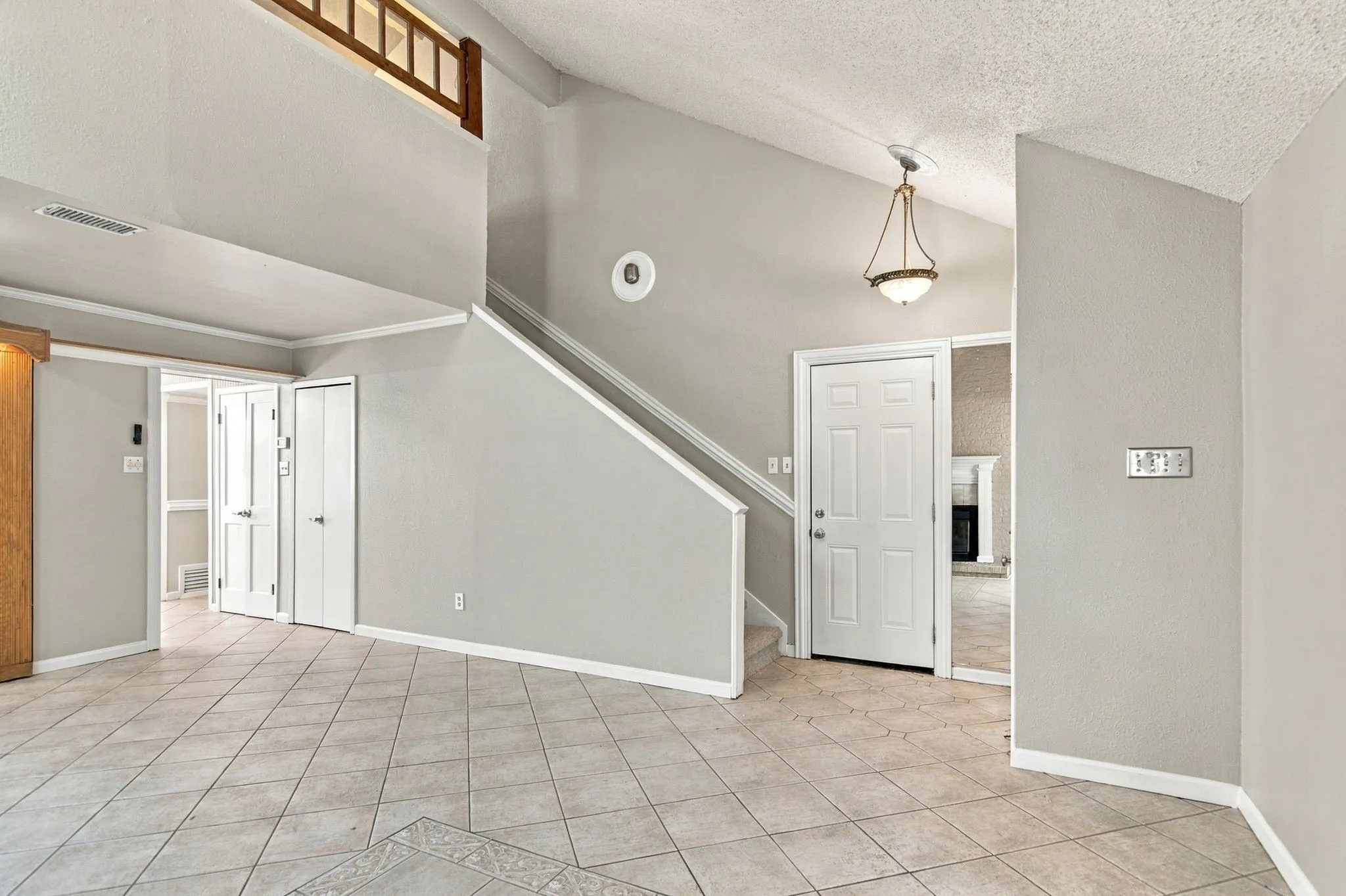 Single Family Residence For Sale in Tarrant County , 3004 Bent Tree Lane, Bedford, Texas 76021, 3 Bedroom, 2 Bathroom, 2 Garage spaces, 1,589 Sqft, built in 1978, mls#21390192, Real Estate Agent in Bedford, Homes For Sale in Tarrant county, Homes For Sale in Bedford, Realtor in Bedford Texas, Real Estate Brokerage Independent Realty Texas, Luminita Cordes Realtor