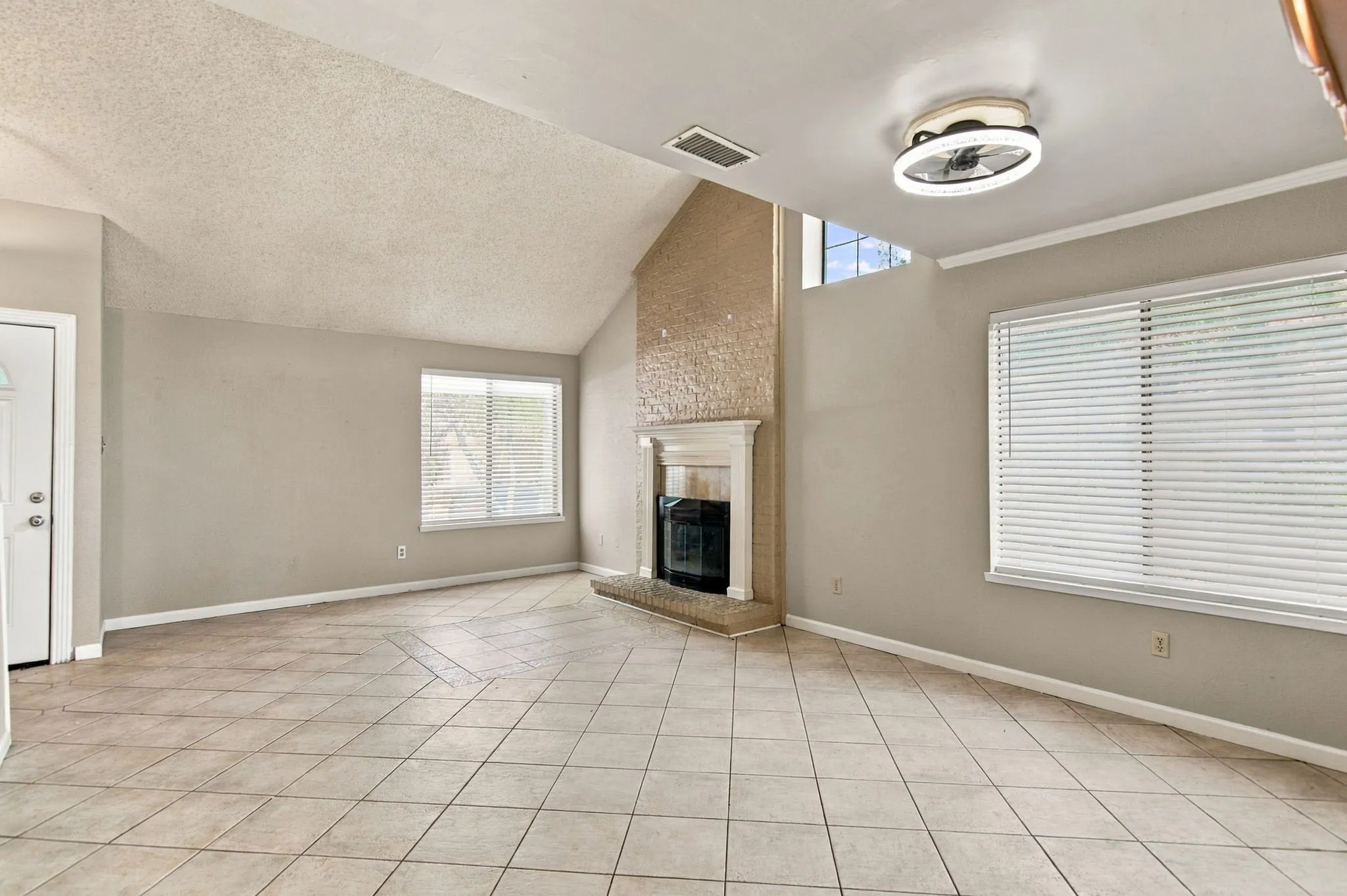 Single Family Residence For Sale in Tarrant County , 3004 Bent Tree Lane, Bedford, Texas 76021, 3 Bedroom, 2 Bathroom, 2 Garage spaces, 1,589 Sqft, built in 1978, mls#21390192, Real Estate Agent in Bedford, Homes For Sale in Tarrant county, Homes For Sale in Bedford, Realtor in Bedford Texas, Real Estate Brokerage Independent Realty Texas, Luminita Cordes Realtor
