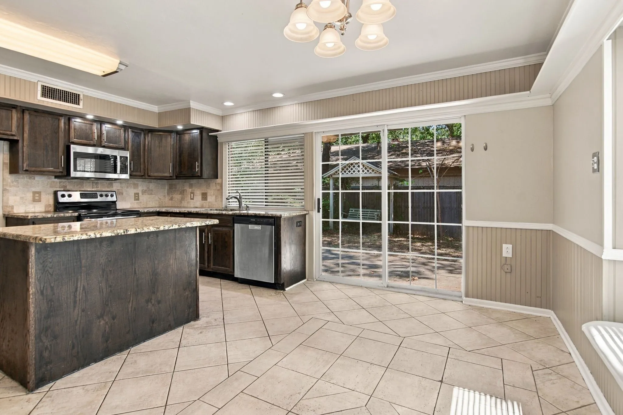 Single Family Residence For Sale in Tarrant County , 3004 Bent Tree Lane, Bedford, Texas 76021, 3 Bedroom, 2 Bathroom, 2 Garage spaces, 1,589 Sqft, built in 1978, mls#21390192, Real Estate Agent in Bedford, Homes For Sale in Tarrant county, Homes For Sale in Bedford, Realtor in Bedford Texas, Real Estate Brokerage Independent Realty Texas, Luminita Cordes Realtor