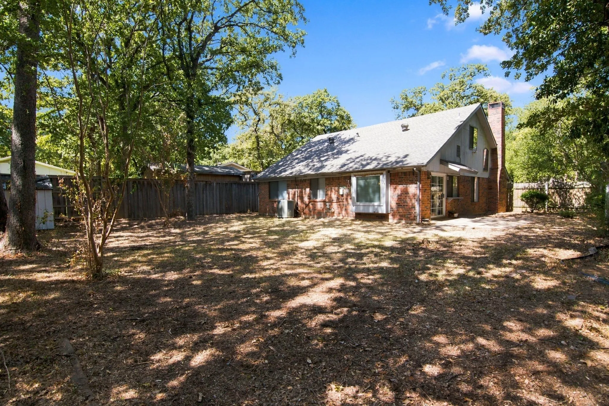 Single Family Residence For Sale in Tarrant County , 3004 Bent Tree Lane, Bedford, Texas 76021, 3 Bedroom, 2 Bathroom, 2 Garage spaces, 1,589 Sqft, built in 1978, mls#21390192, Real Estate Agent in Bedford, Homes For Sale in Tarrant county, Homes For Sale in Bedford, Realtor in Bedford Texas, Real Estate Brokerage Independent Realty Texas, Luminita Cordes Realtor
