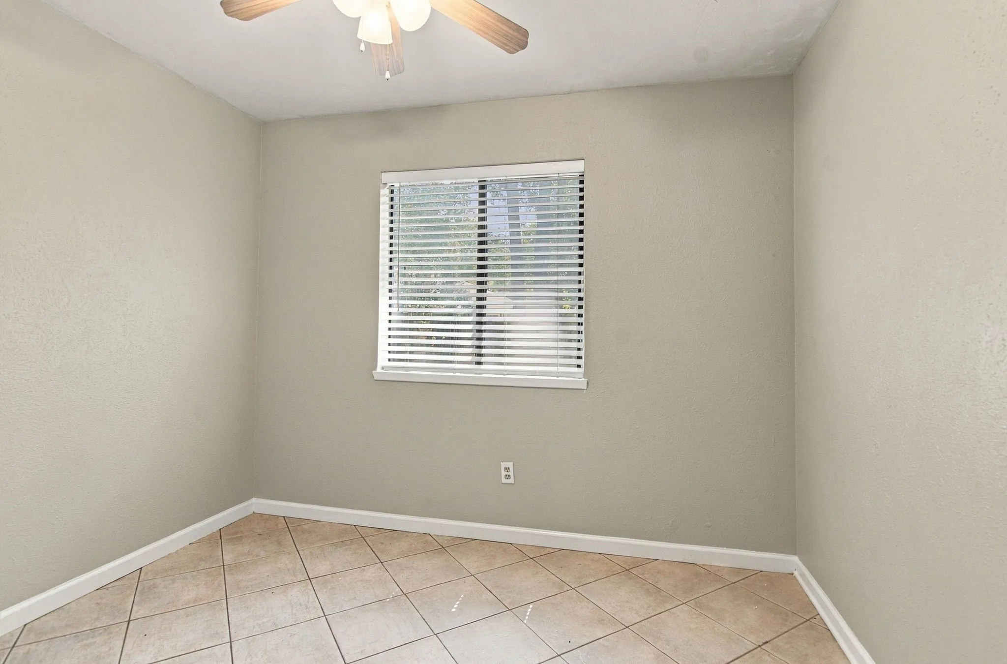 Single Family Residence For Sale in Tarrant County , 3004 Bent Tree Lane, Bedford, Texas 76021, 3 Bedroom, 2 Bathroom, 2 Garage spaces, 1,589 Sqft, built in 1978, mls#21390192, Real Estate Agent in Bedford, Homes For Sale in Tarrant county, Homes For Sale in Bedford, Realtor in Bedford Texas, Real Estate Brokerage Independent Realty Texas, Luminita Cordes Realtor