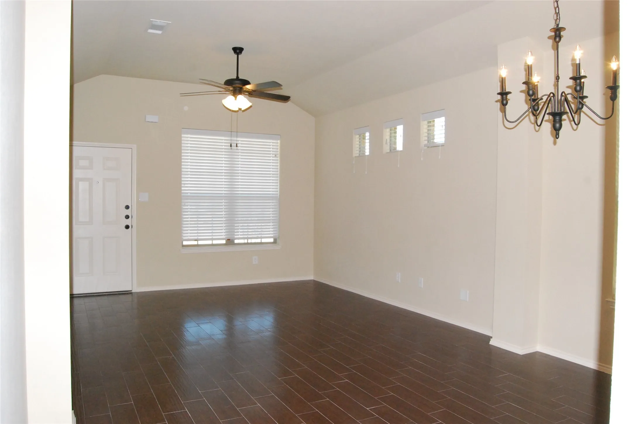 Duplex For Rent in Collin County , 371 Orbit Drive, Lavon, Texas 75166, 3 Bedroom, 2 Bathroom, 2 Garage spaces, 1,268 Sqft, built in 2013, mls#21384491, Real Estate Agent in Lavon, Homes For Rent in Collin county, Homes For Rent in Lavon, Realtor in Lavon Texas, Real Estate Brokerage Independent Realty Texas, Luminita Cordes Realtor