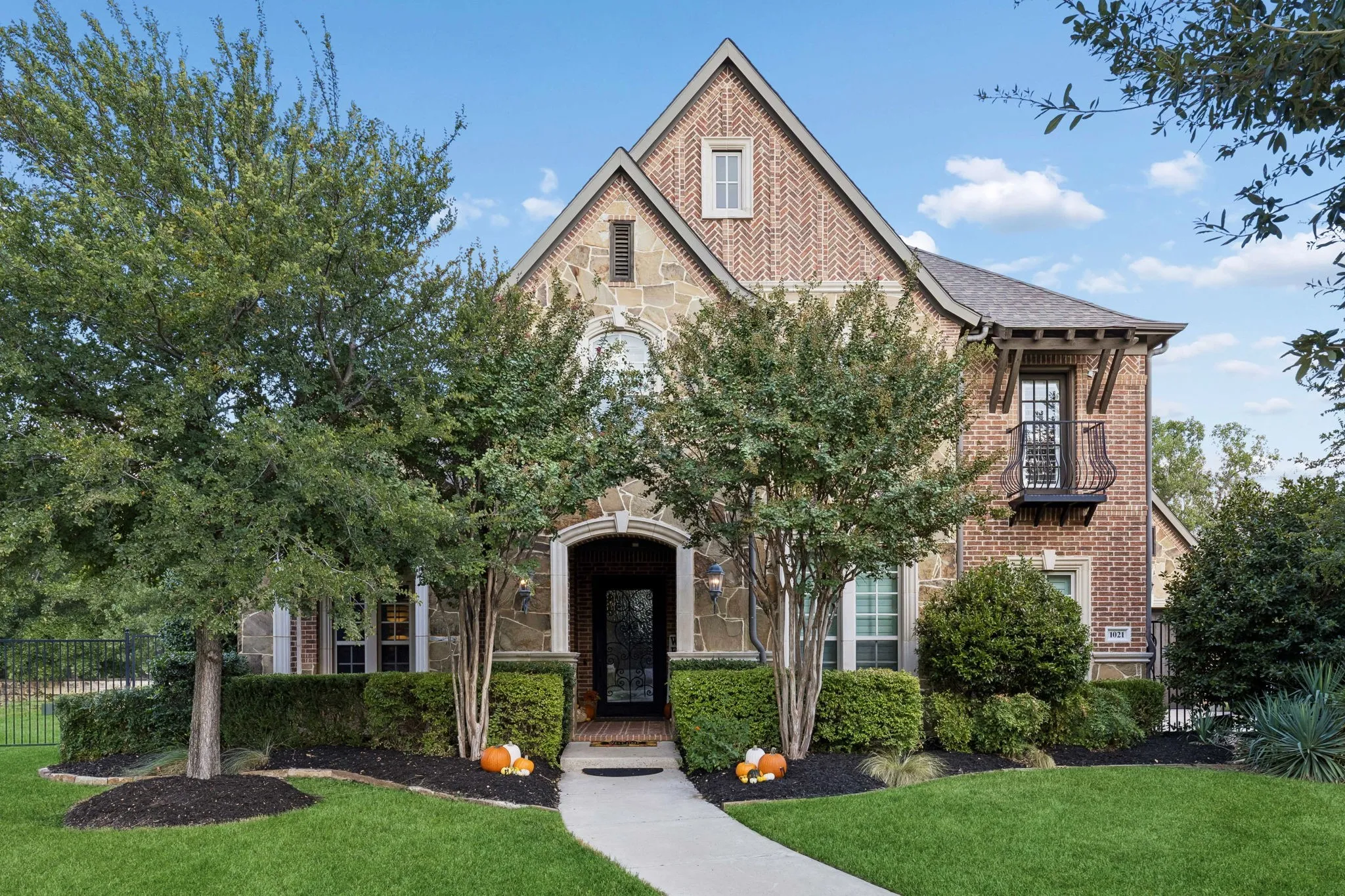 Single Family Residence For Sale in Tarrant County , 1021 Berkshire Road, Southlake, Texas 76092, 5 Bedroom, 7 Bathroom, 3 Garage spaces, 5,226 Sqft, built in 2016, mls#21390882, Real Estate Agent in Southlake, Homes For Sale in Tarrant county, Homes For Sale in Southlake, Realtor in Southlake Texas, Real Estate Brokerage Independent Realty Texas, Luminita Cordes Realtor