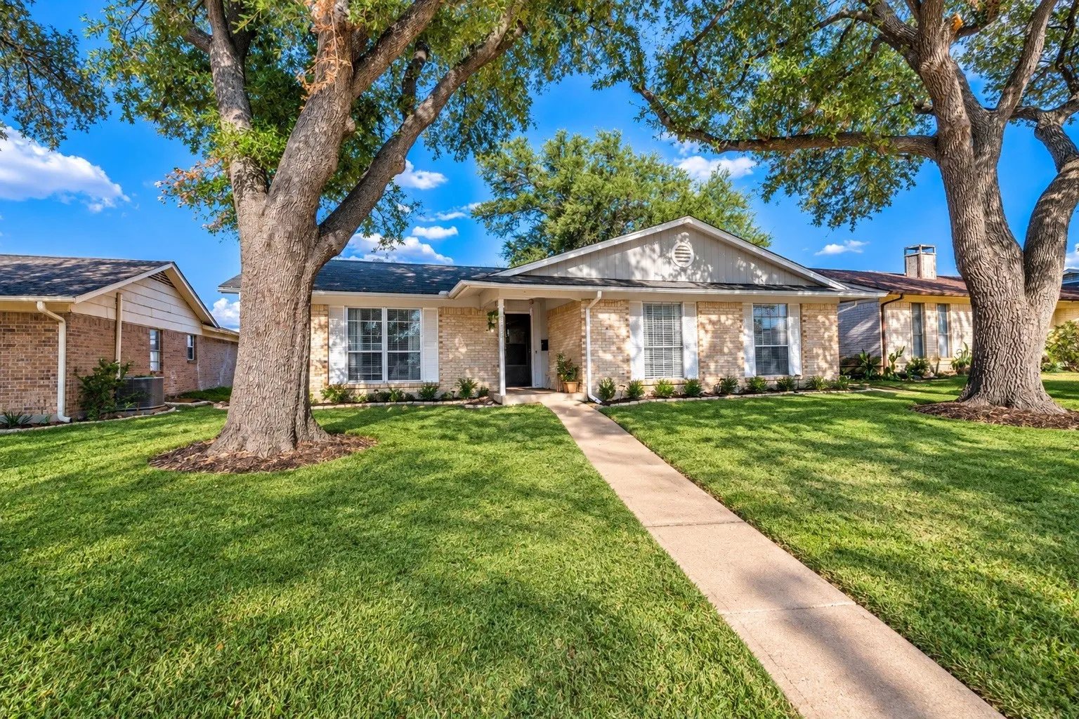 Single Family Residence For Sale in Dallas County , 2920 Sidney Drive, Mesquite, Texas 75150, 4 Bedroom, 2 Bathroom, Garage spaces, 1,962 Sqft, built in 1972, mls#21390344, Real Estate Agent in Mesquite, Homes For Sale in Dallas county, Homes For Sale in Mesquite, Realtor in Mesquite Texas, Real Estate Brokerage Independent Realty Texas, Luminita Cordes Realtor