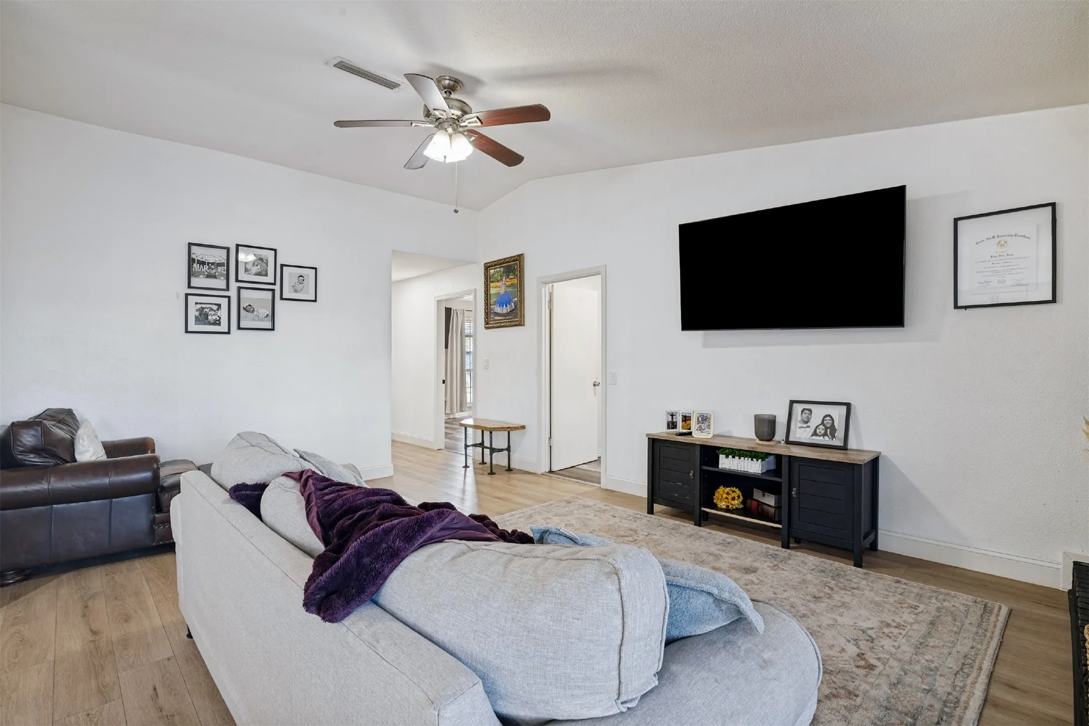 Single Family Residence For Sale in Dallas County , 2920 Sidney Drive, Mesquite, Texas 75150, 4 Bedroom, 2 Bathroom, Garage spaces, 1,962 Sqft, built in 1972, mls#21390344, Real Estate Agent in Mesquite, Homes For Sale in Dallas county, Homes For Sale in Mesquite, Realtor in Mesquite Texas, Real Estate Brokerage Independent Realty Texas, Luminita Cordes Realtor