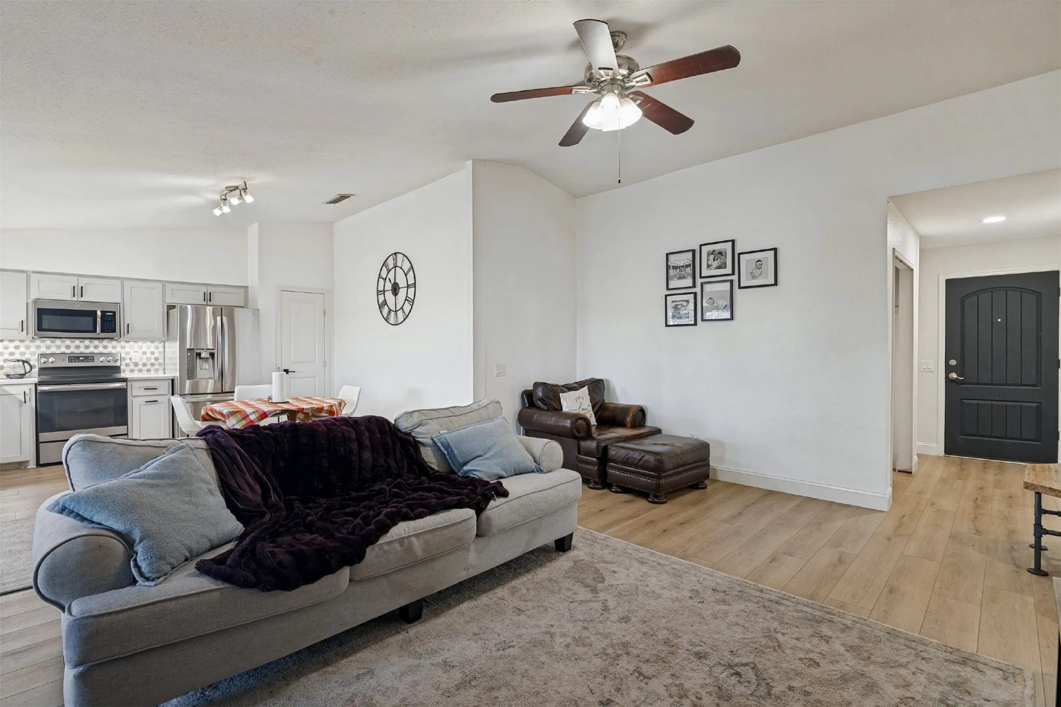 Single Family Residence For Sale in Dallas County , 2920 Sidney Drive, Mesquite, Texas 75150, 4 Bedroom, 2 Bathroom, Garage spaces, 1,962 Sqft, built in 1972, mls#21390344, Real Estate Agent in Mesquite, Homes For Sale in Dallas county, Homes For Sale in Mesquite, Realtor in Mesquite Texas, Real Estate Brokerage Independent Realty Texas, Luminita Cordes Realtor