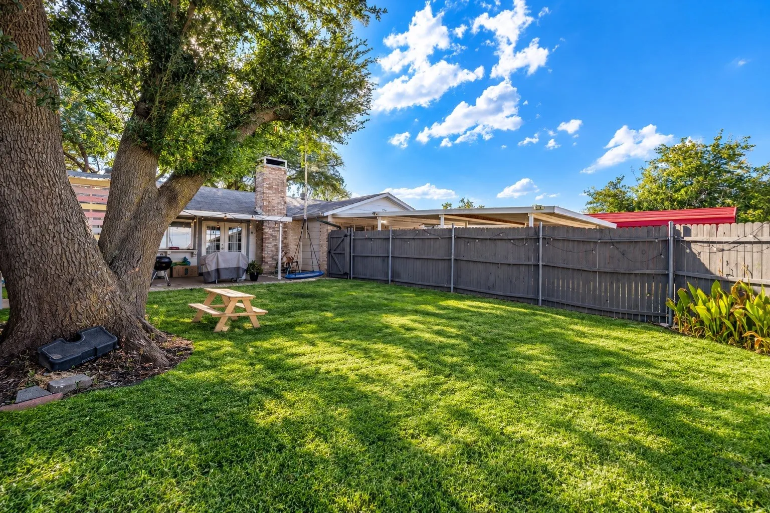 Single Family Residence For Sale in Dallas County , 2920 Sidney Drive, Mesquite, Texas 75150, 4 Bedroom, 2 Bathroom, Garage spaces, 1,962 Sqft, built in 1972, mls#21390344, Real Estate Agent in Mesquite, Homes For Sale in Dallas county, Homes For Sale in Mesquite, Realtor in Mesquite Texas, Real Estate Brokerage Independent Realty Texas, Luminita Cordes Realtor
