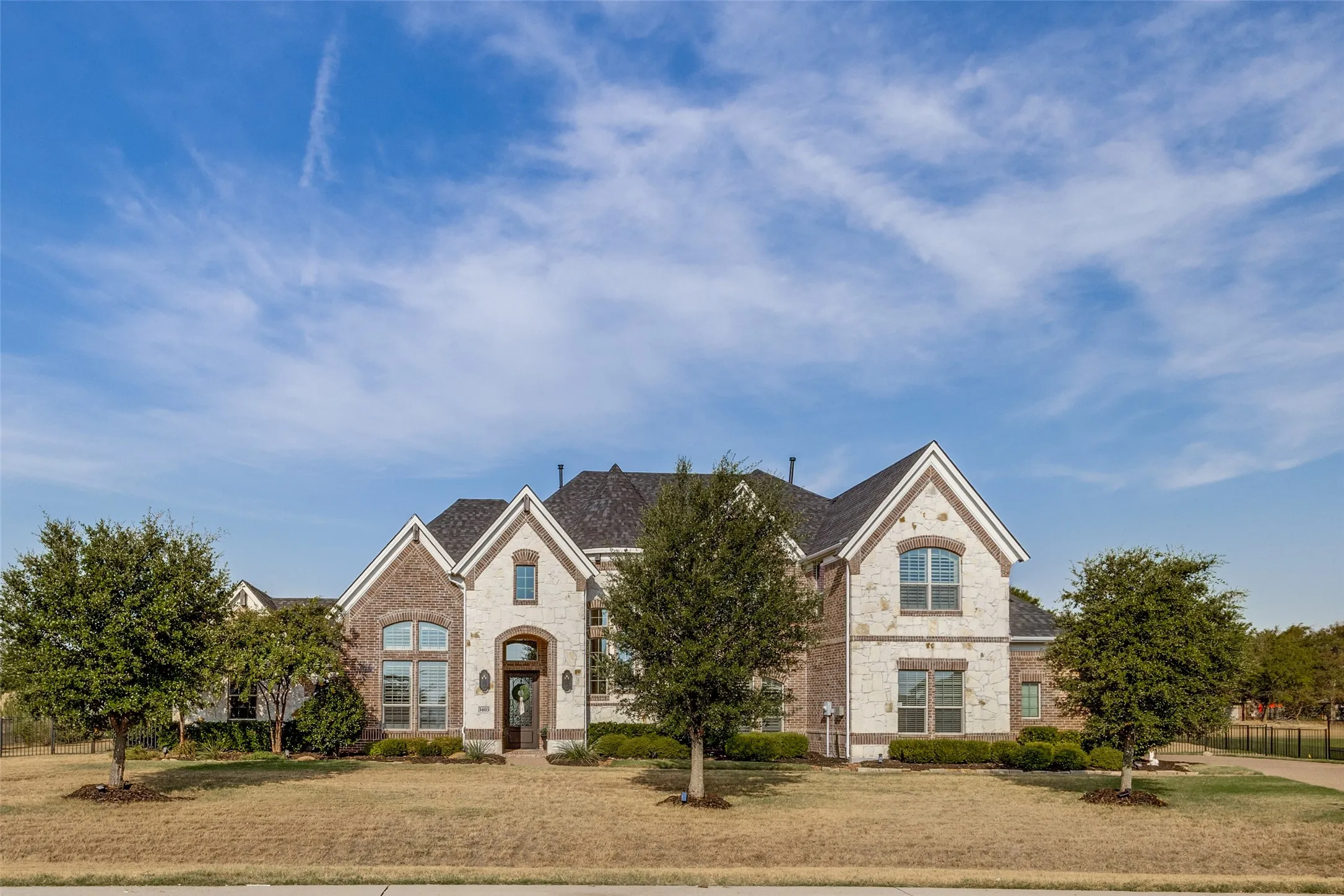 Grand Home on 1.050 acres