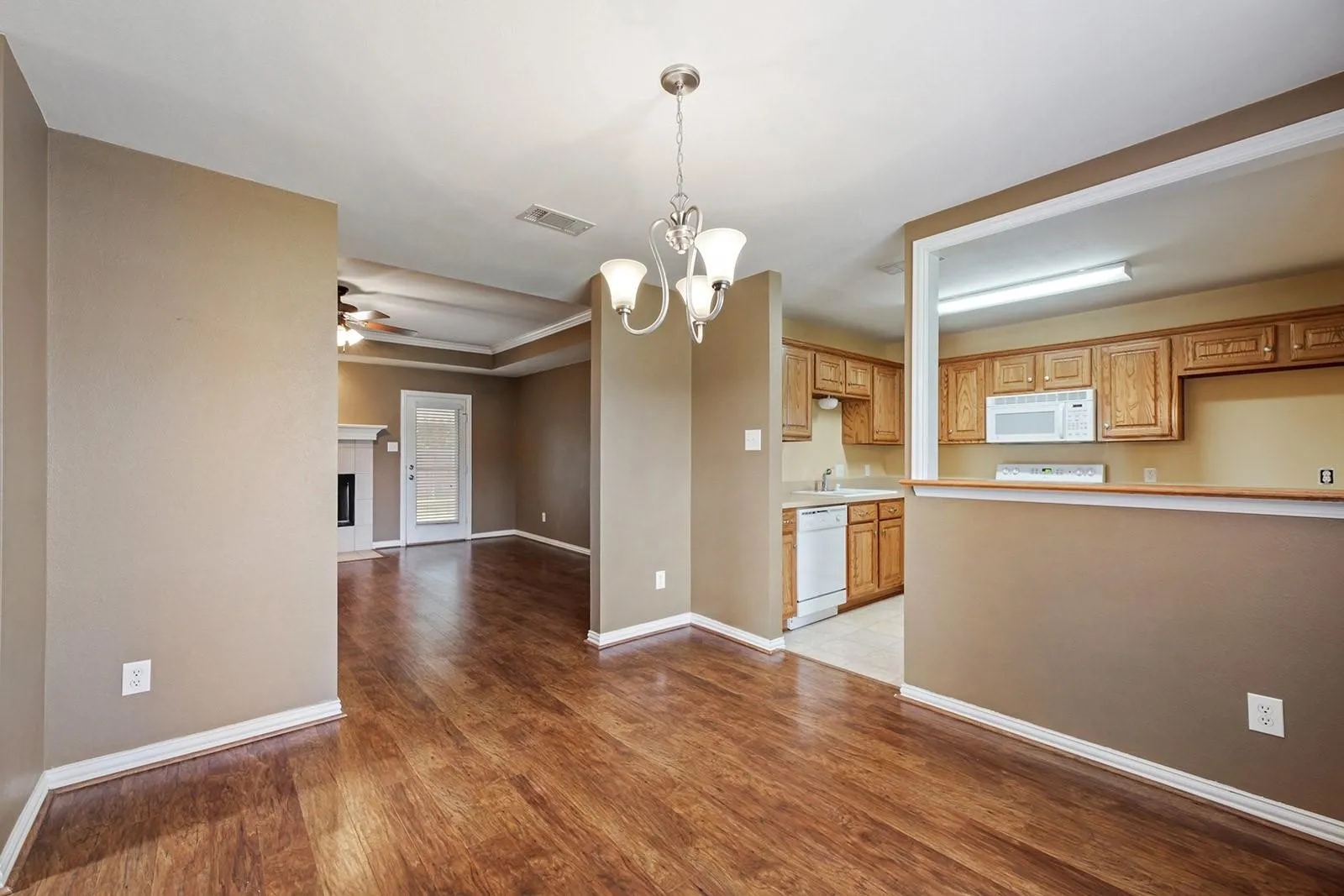 Single Family Residence For Rent in Rockwall County , 109 Lemley Drive, Heath, Texas 75032, 3 Bedroom, 2 Bathroom, 2 Garage spaces, 1,489 Sqft, built in 2005, mls#21390911, Real Estate Agent in Heath, Homes For Rent in Rockwall county, Homes For Rent in Heath, Realtor in Heath Texas, Real Estate Brokerage Independent Realty Texas, Luminita Cordes Realtor