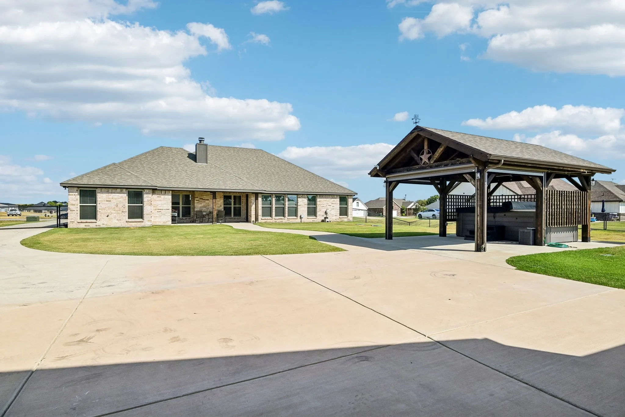 Single Family Residence For Sale in Denton County , 10189 Kildee Trail, Sanger, Texas 76266, 4 Bedroom, 3 Bathroom, 3 Garage spaces, 2,304 Sqft, built in 2021, mls#21389923, Real Estate Agent in Sanger, Homes For Sale in Denton county, Homes For Sale in Sanger, Realtor in Sanger Texas, Real Estate Brokerage Independent Realty Texas, Luminita Cordes Realtor