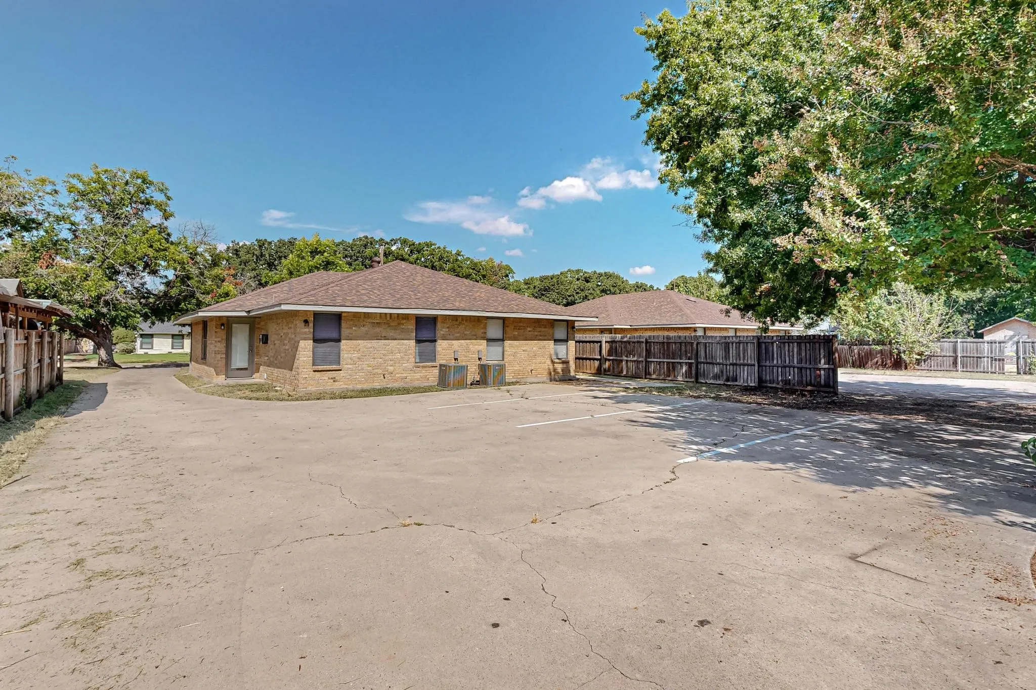 Townhouse For Rent in Dallas County , 420 Lucille Street, Irving, Texas 75060, 2 Bedroom, 2 Bathroom, Garage spaces, 959 Sqft, built in 1983, mls#21390913, Real Estate Agent in Irving, Homes For Rent in Dallas county, Homes For Rent in Irving, Realtor in Irving Texas, Real Estate Brokerage Independent Realty Texas, Luminita Cordes Realtor