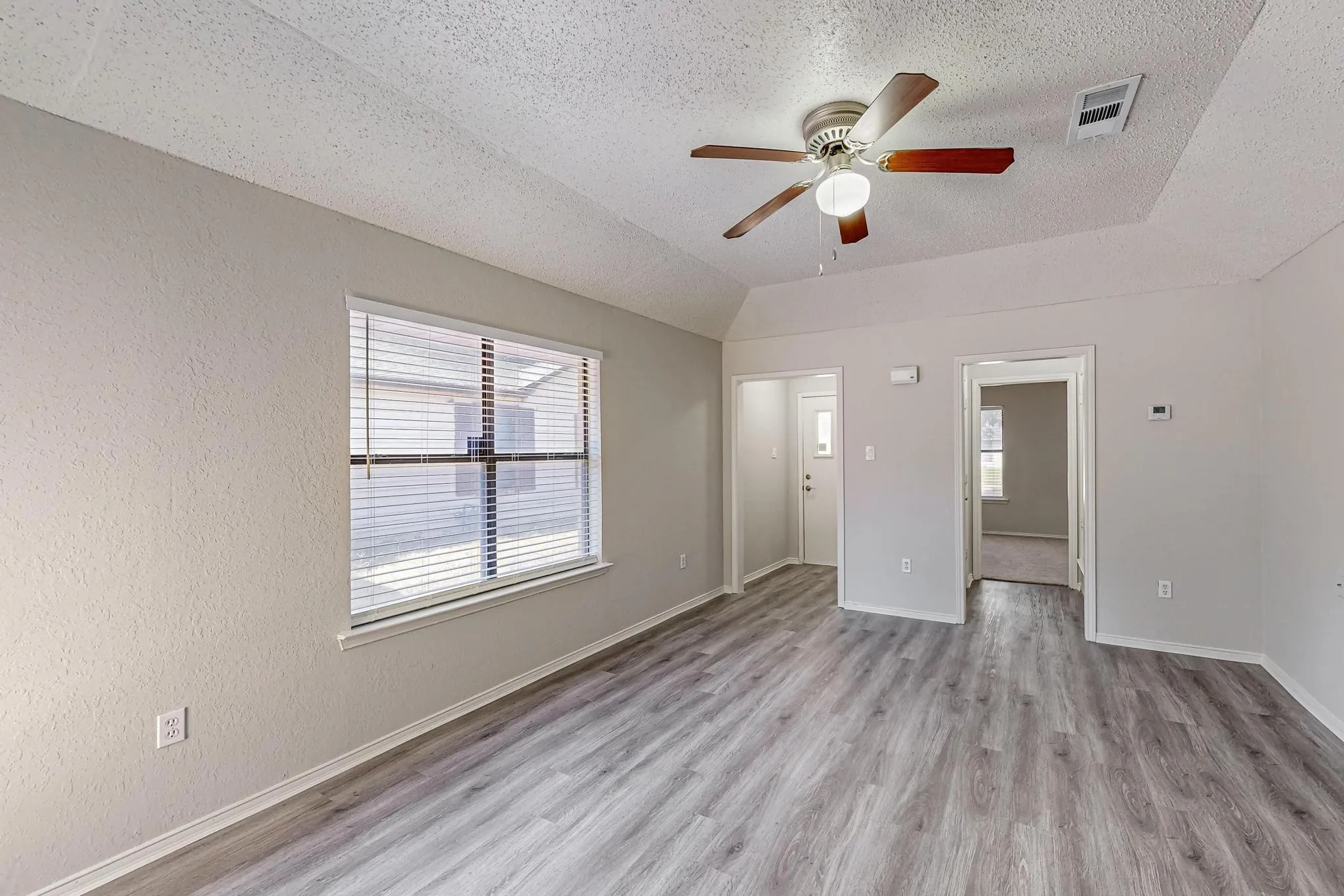 Townhouse For Rent in Dallas County , 420 Lucille Street, Irving, Texas 75060, 2 Bedroom, 2 Bathroom, Garage spaces, 959 Sqft, built in 1983, mls#21390913, Real Estate Agent in Irving, Homes For Rent in Dallas county, Homes For Rent in Irving, Realtor in Irving Texas, Real Estate Brokerage Independent Realty Texas, Luminita Cordes Realtor