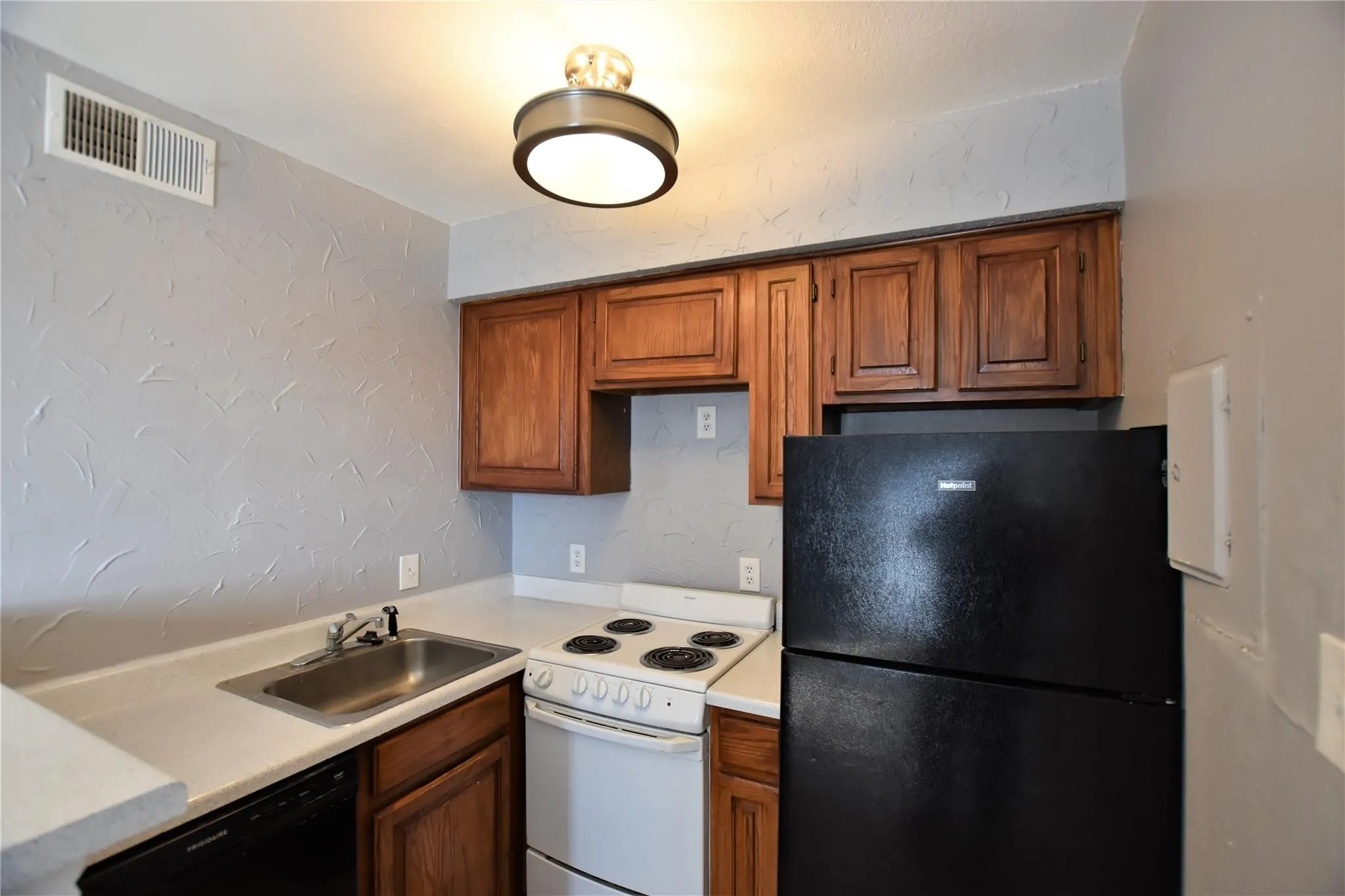 Condominium For Rent in Tarrant County , 1700 Baird Farm Circle 1301, Arlington, Texas 76006, 1 Bedroom, 1 Bathroom, Garage spaces, 420 Sqft, built in 1984, mls#21390915, Real Estate Agent in Arlington, Homes For Rent in Tarrant county, Homes For Rent in Arlington, Realtor in Arlington Texas, Real Estate Brokerage Independent Realty Texas, Luminita Cordes Realtor