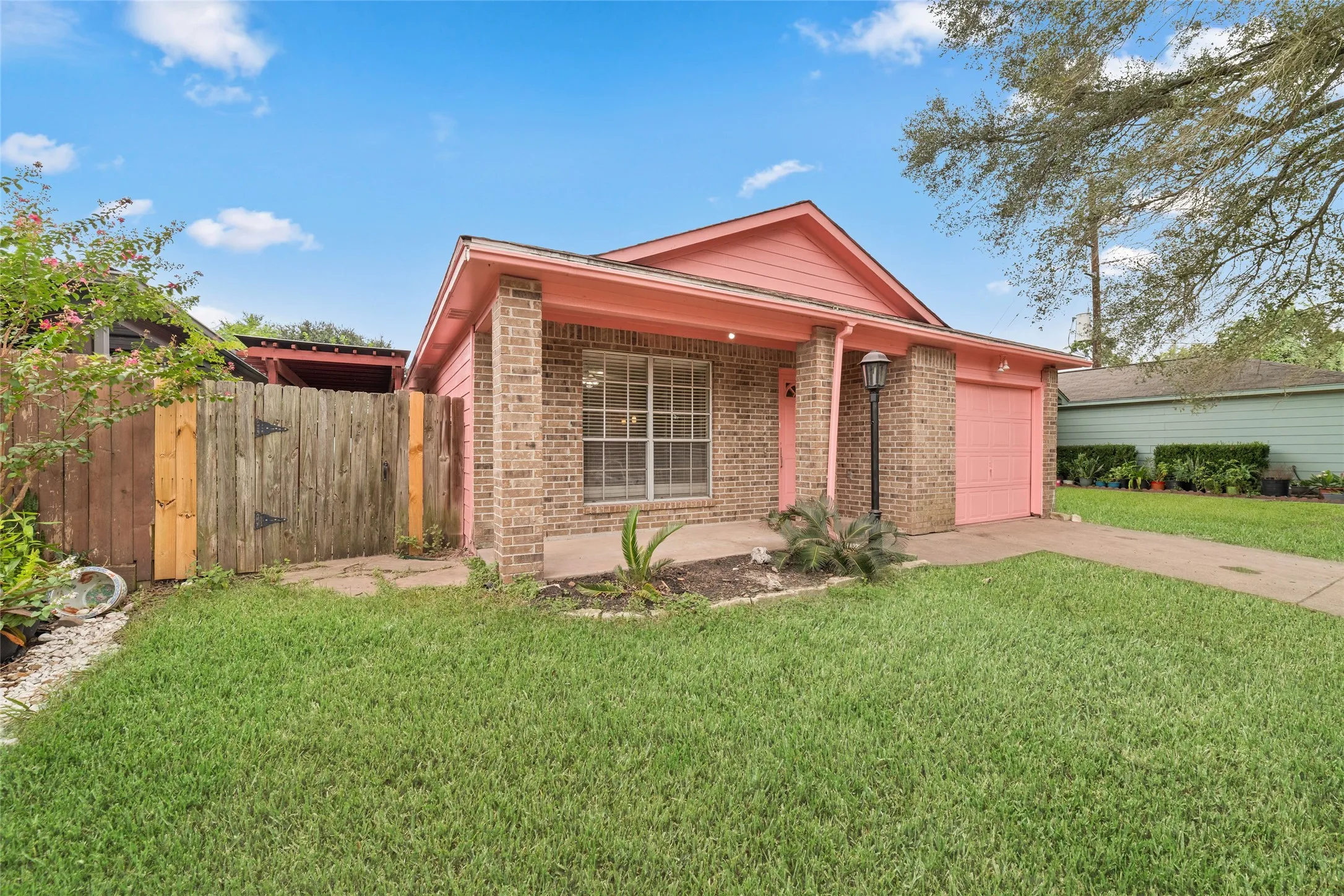 Single Family Residence For Rent in Harris County , 3306 Garrison Court, Houston, Texas 77014, 3 Bedroom, 2 Bathroom, 1 Garage spaces, 1,113 Sqft, built in 1996, mls#21390896, Real Estate Agent in Houston, Homes For Rent in Harris county, Homes For Rent in Houston, Realtor in Houston Texas, Real Estate Brokerage Independent Realty Texas, Luminita Cordes Realtor